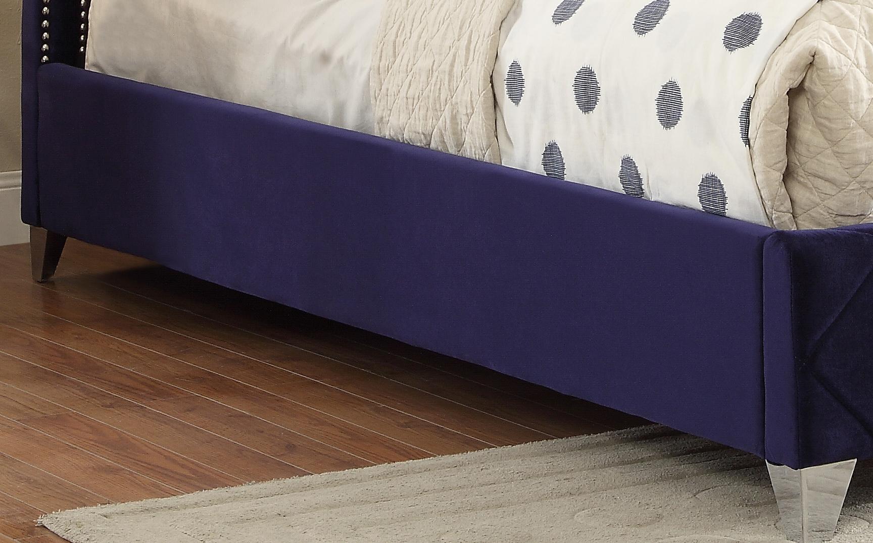 

    
HamptonNavy-Q-Bed Meridian Furniture Platform Bed
