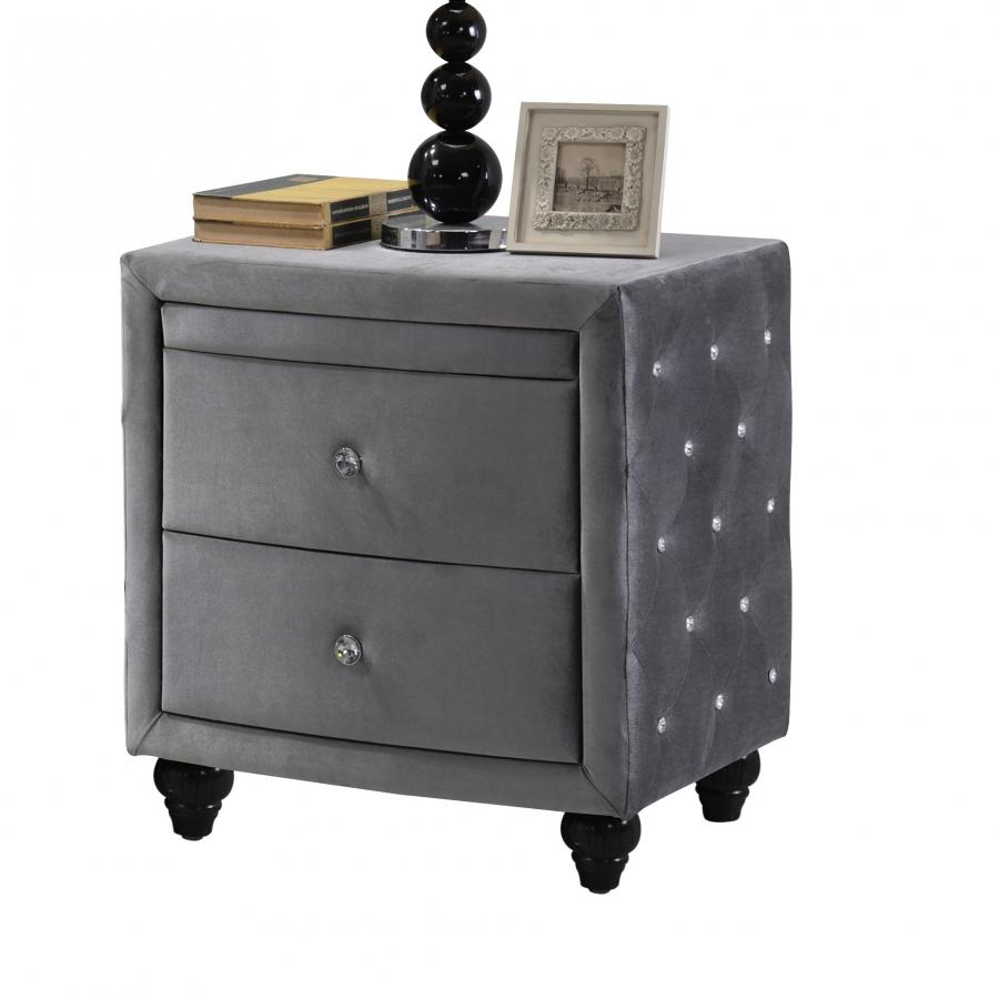 

        
Meridian Furniture Hudson Sleigh Bedroom Set Gray Velvet 00635963991746
