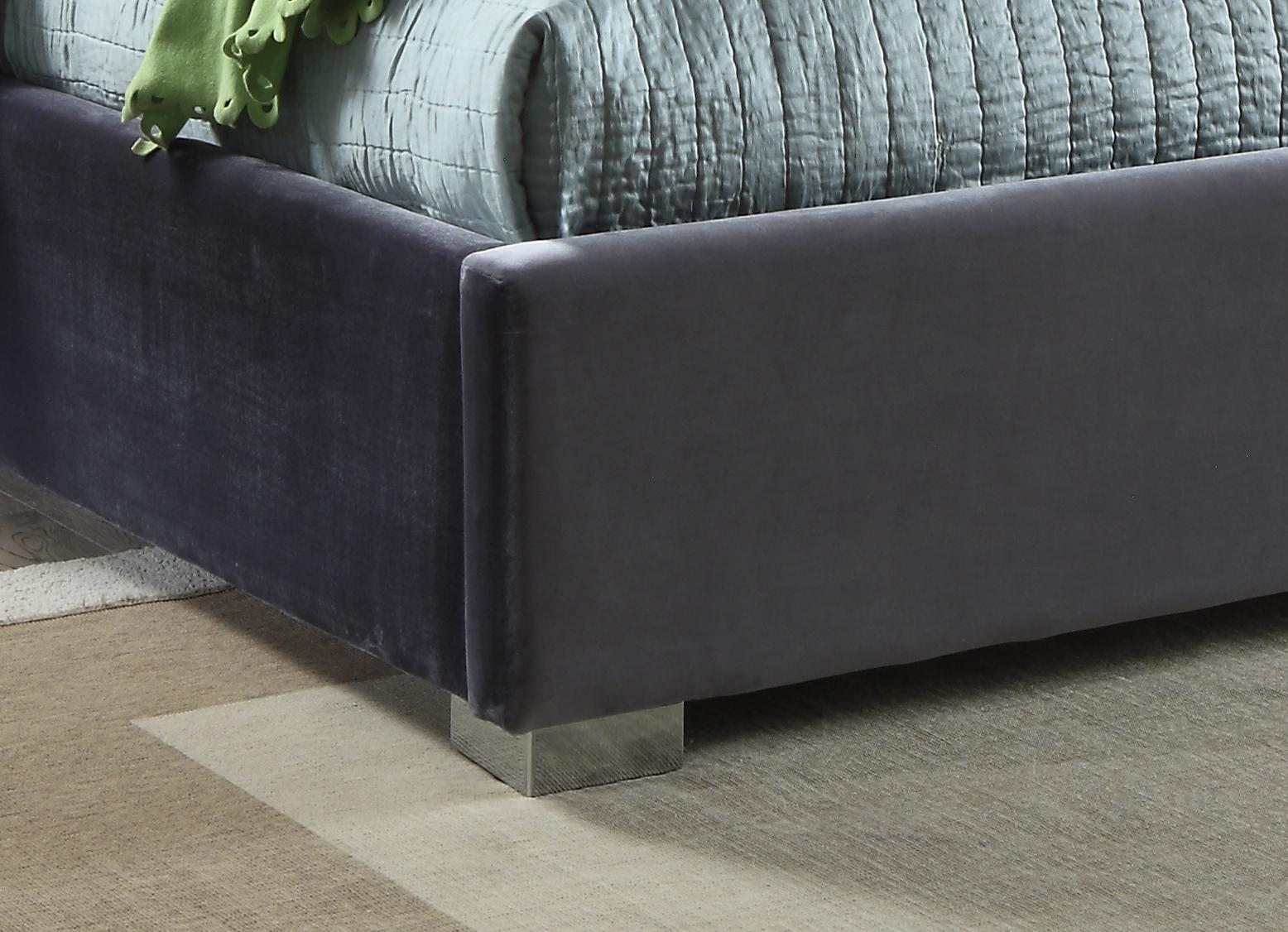 

    
MadisonGrey-Q-Bed Meridian Furniture Platform Bed
