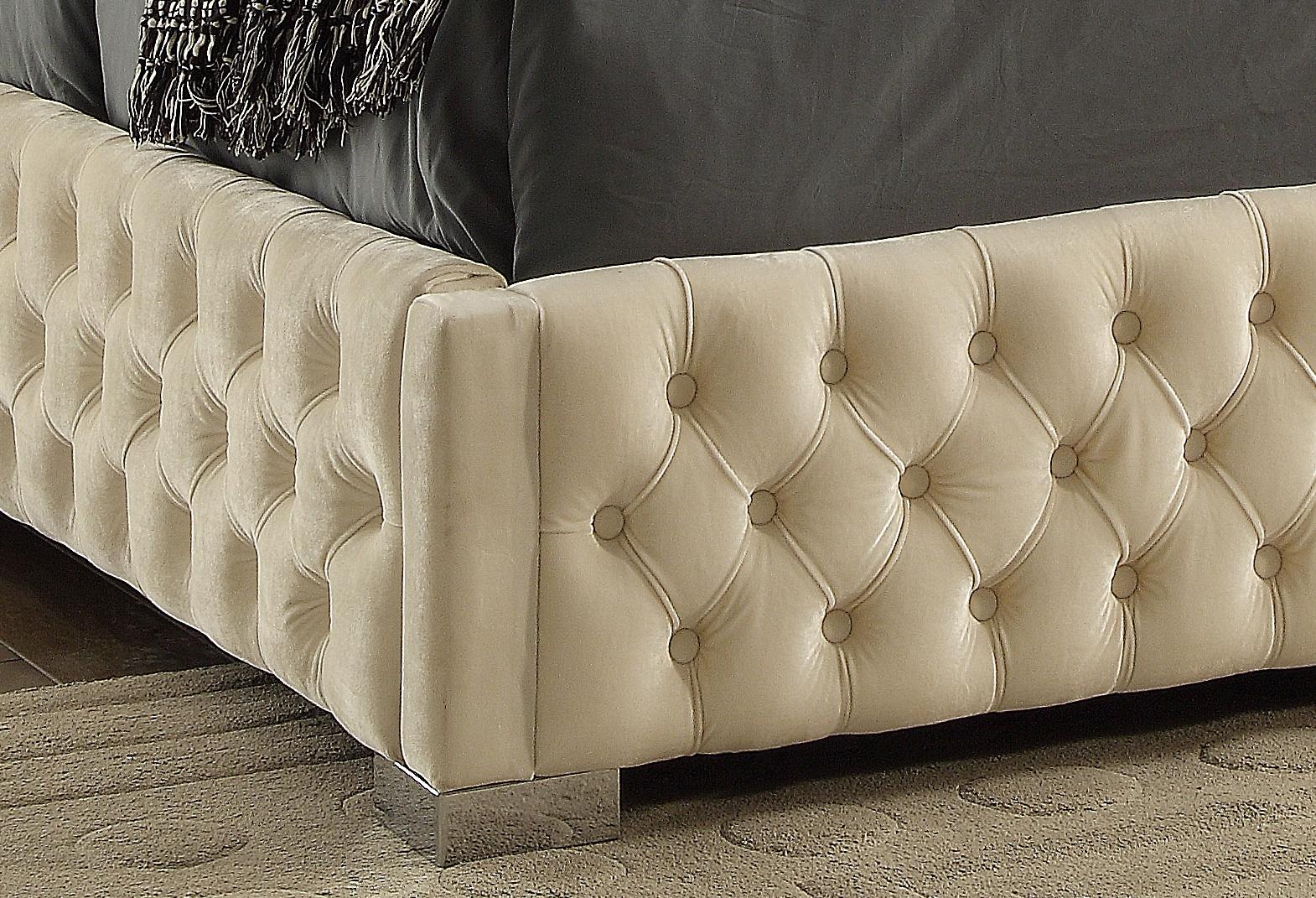 

    
SedonaCream-Q Meridian Furniture Platform Bed
