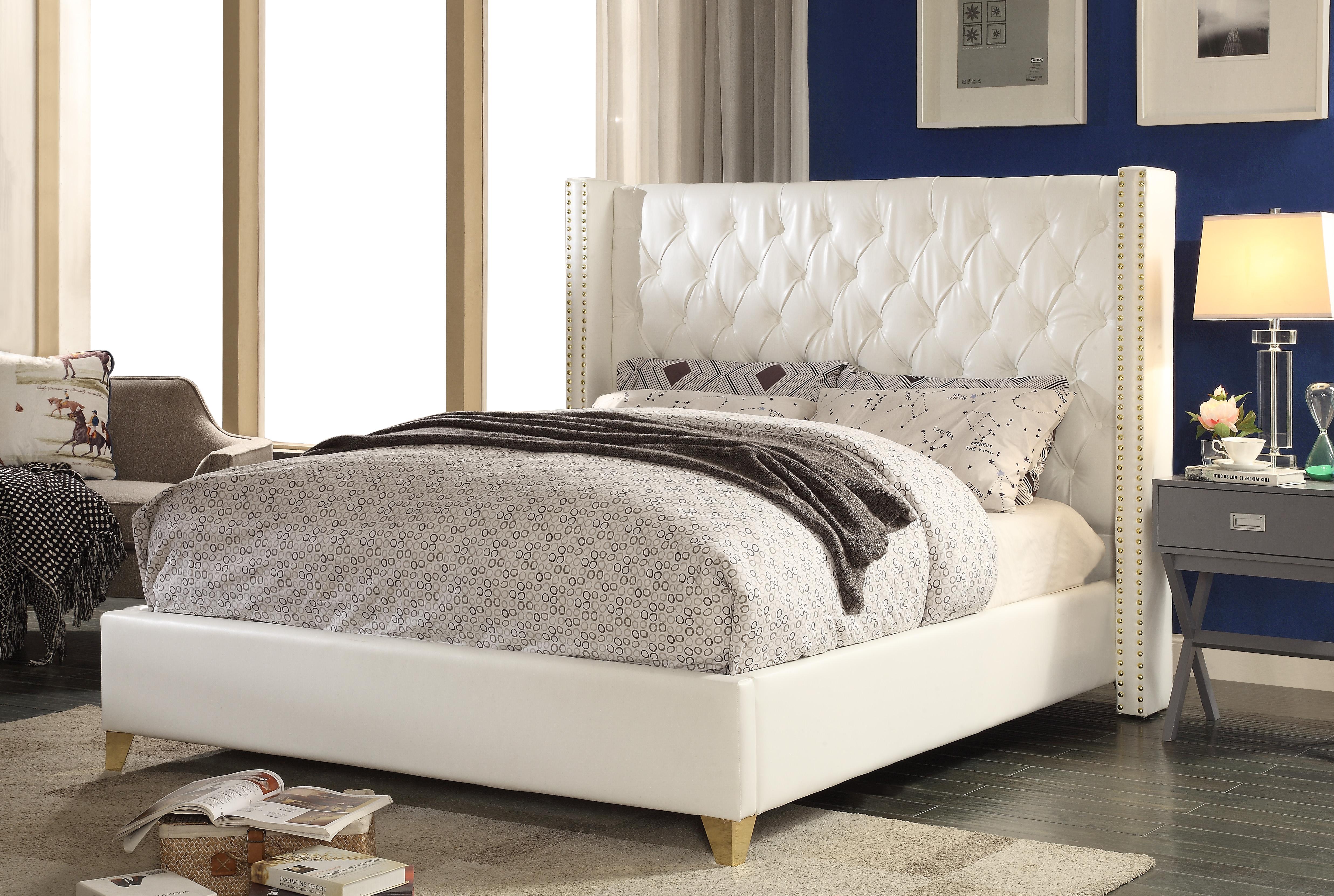 

    
White Bonded Leather Queen Bed SohoWhite-Q Meridian Contemporary Modern
