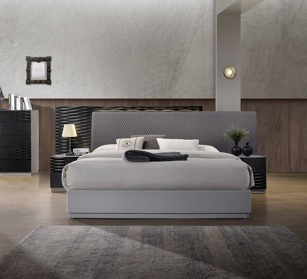 Contemporary Platform Bedroom Set Tribeca SKU18869-EK-Set-3 in Gray, Black Fabric