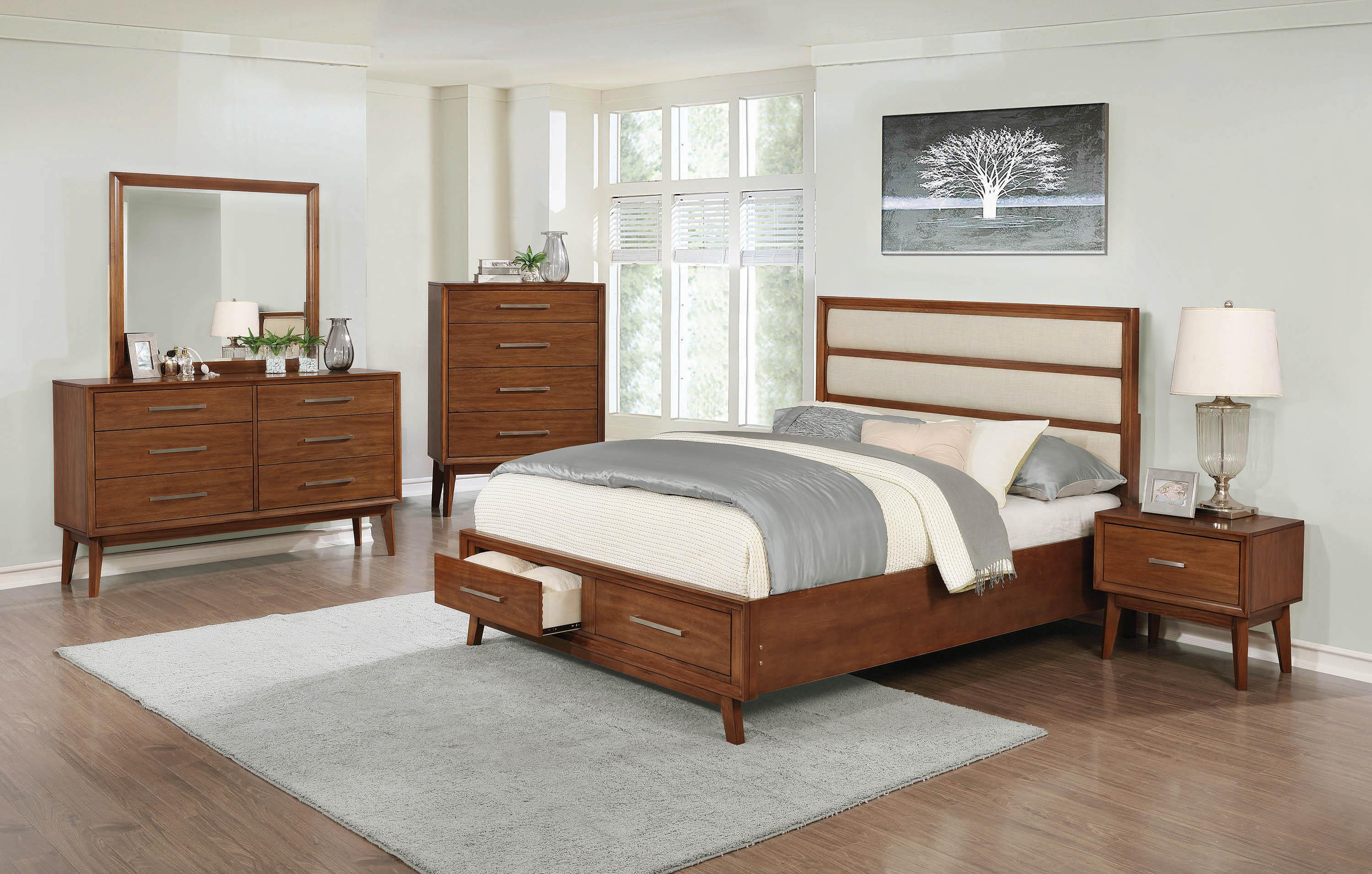 

    
Modern Brown Leather Upholstery California king bed Banning by Coaster
