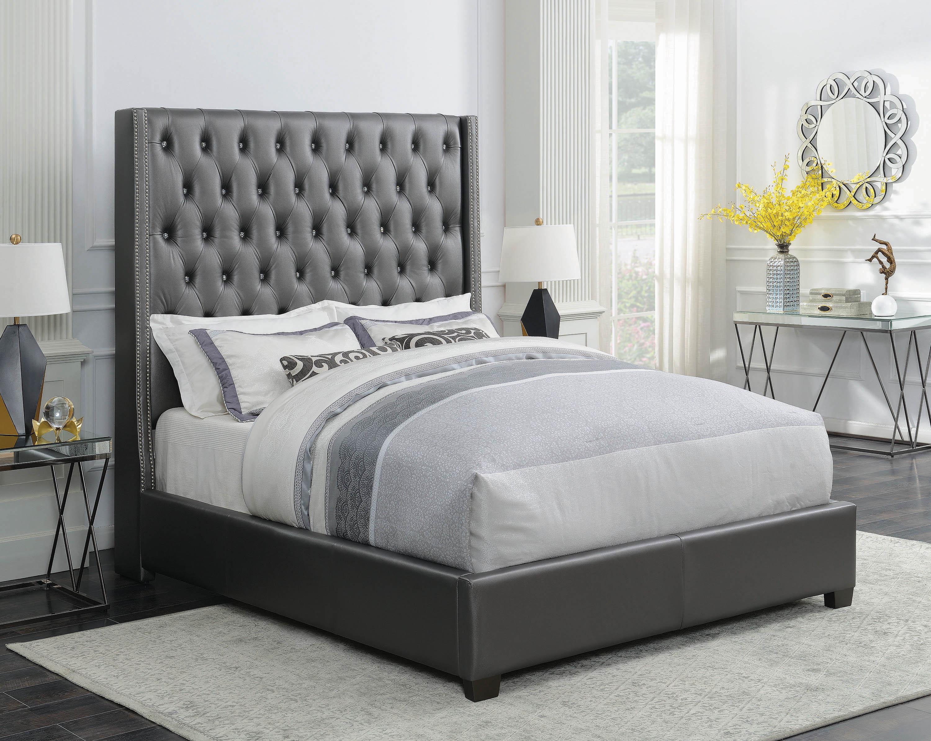 

    
Modern Gray Fabric Upholstery C king bed by Coaster
