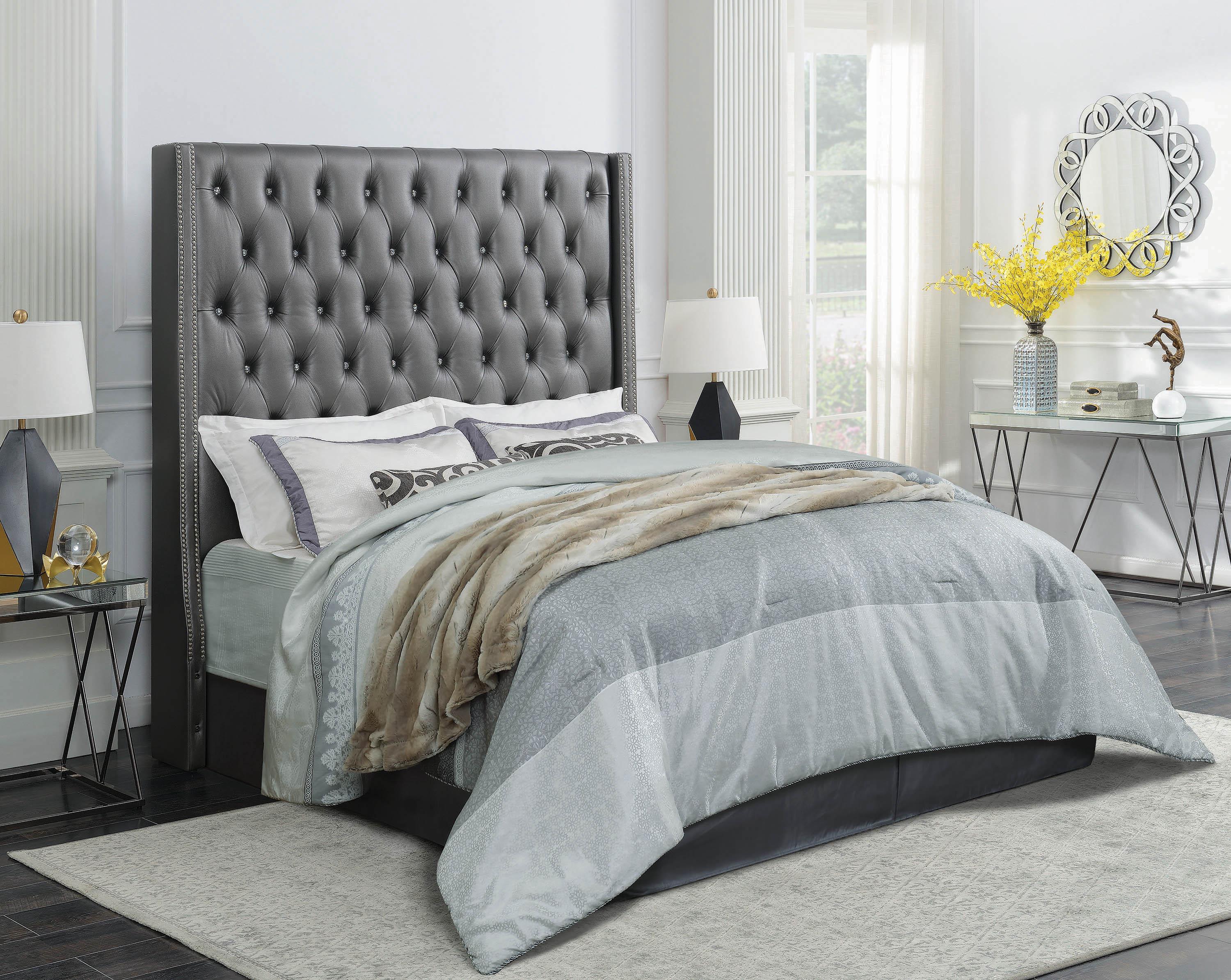 

    
Modern Gray Fabric Upholstery C king bed by Coaster
