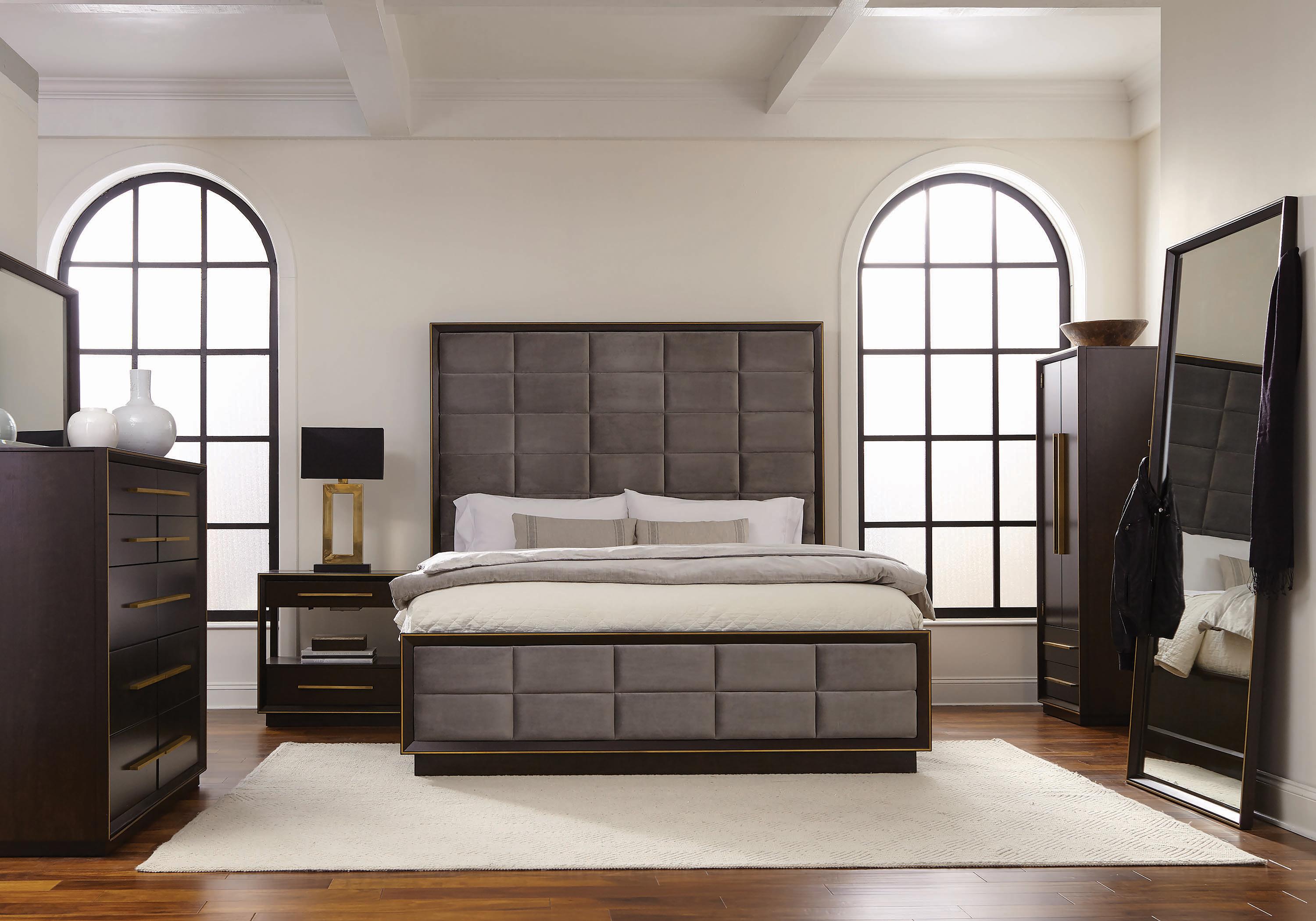 

    
Modern Gray Fabric Upholstery Queen Platform bed Luddington by Coaster
