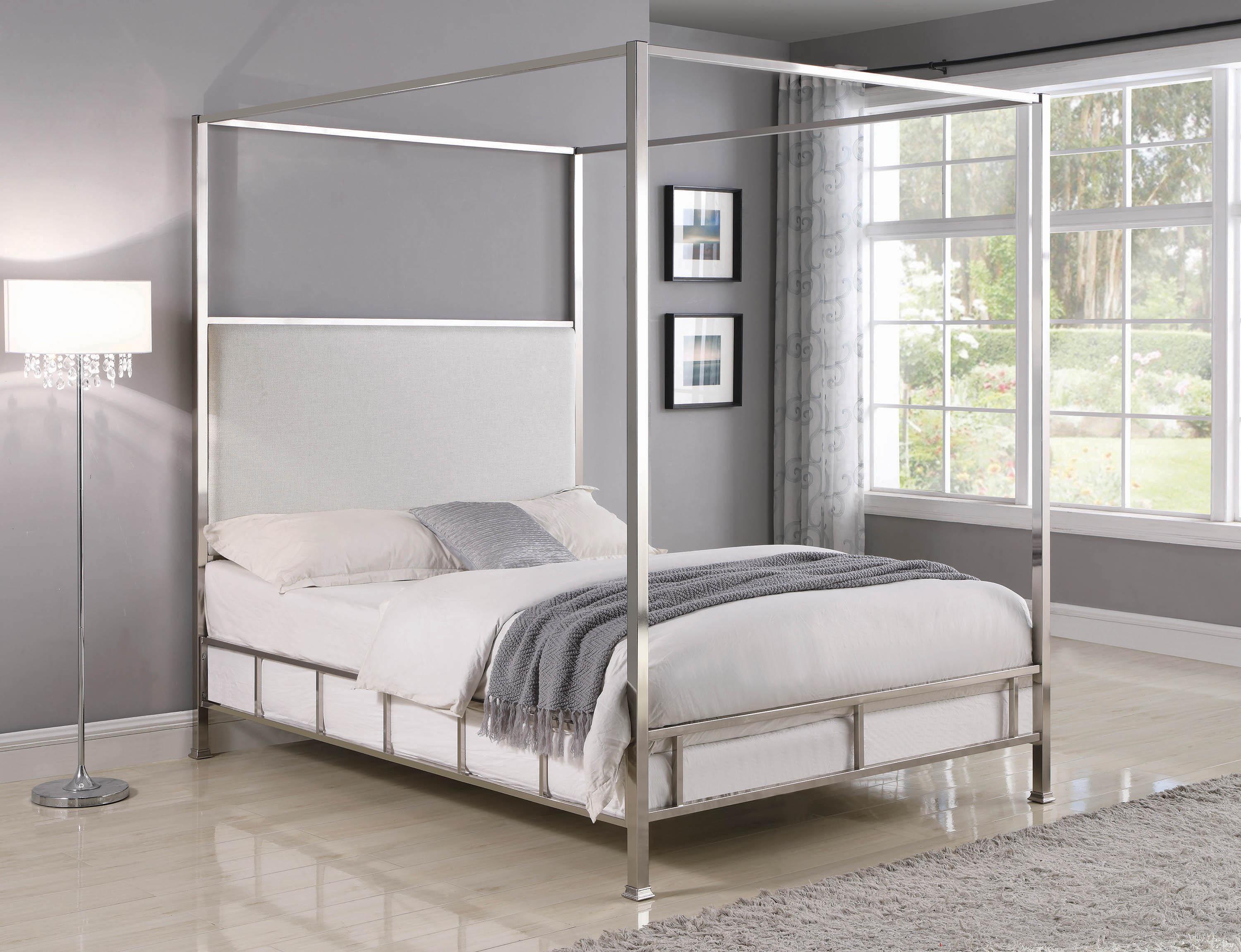 

    
301121KW Modern Gray,Silver Fabric Upholstery C king bed Clarie by Coaster
