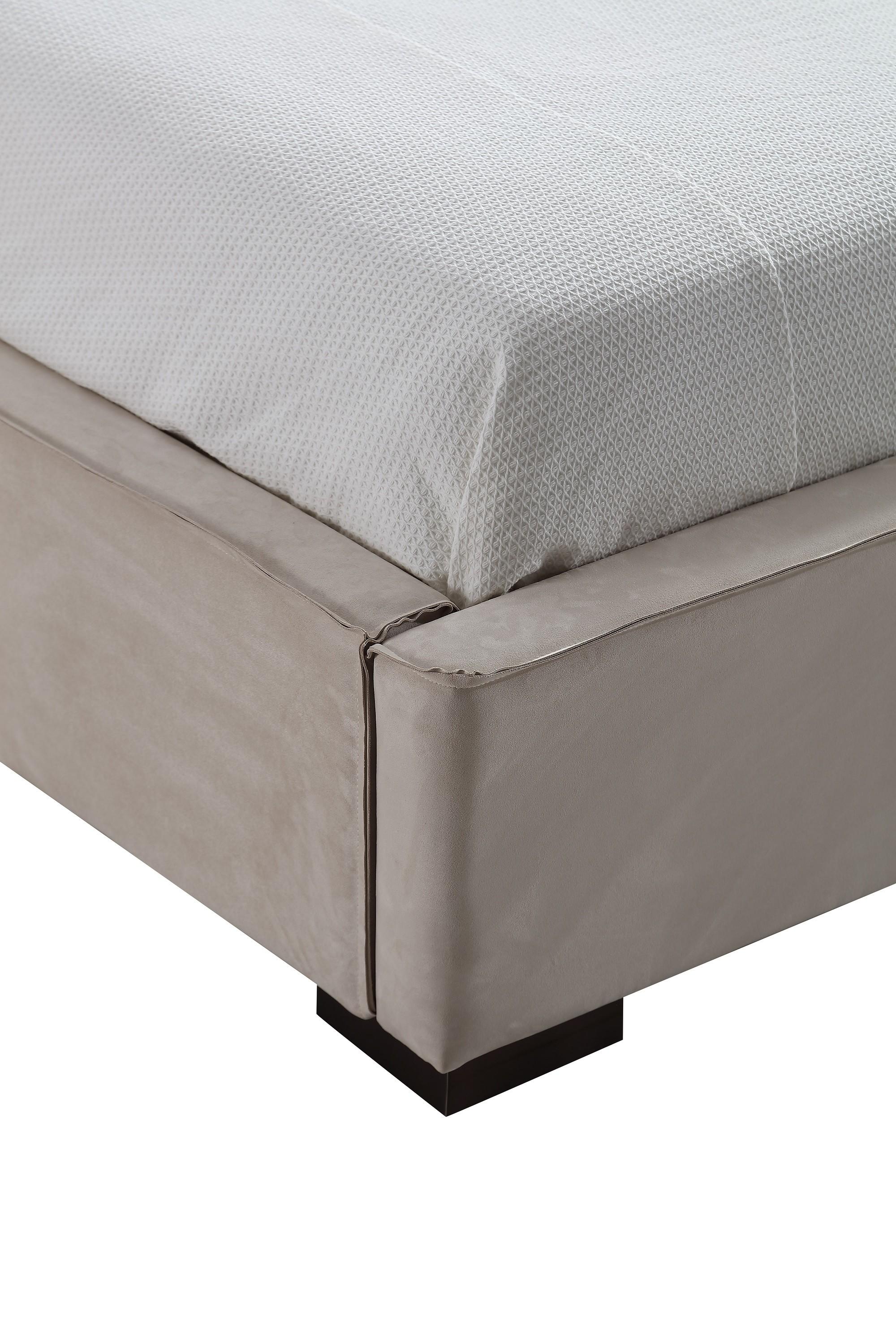 

    
18662-Q Modern Natural Wood Queen Bed J&M Furniture Serene 18662-Q
