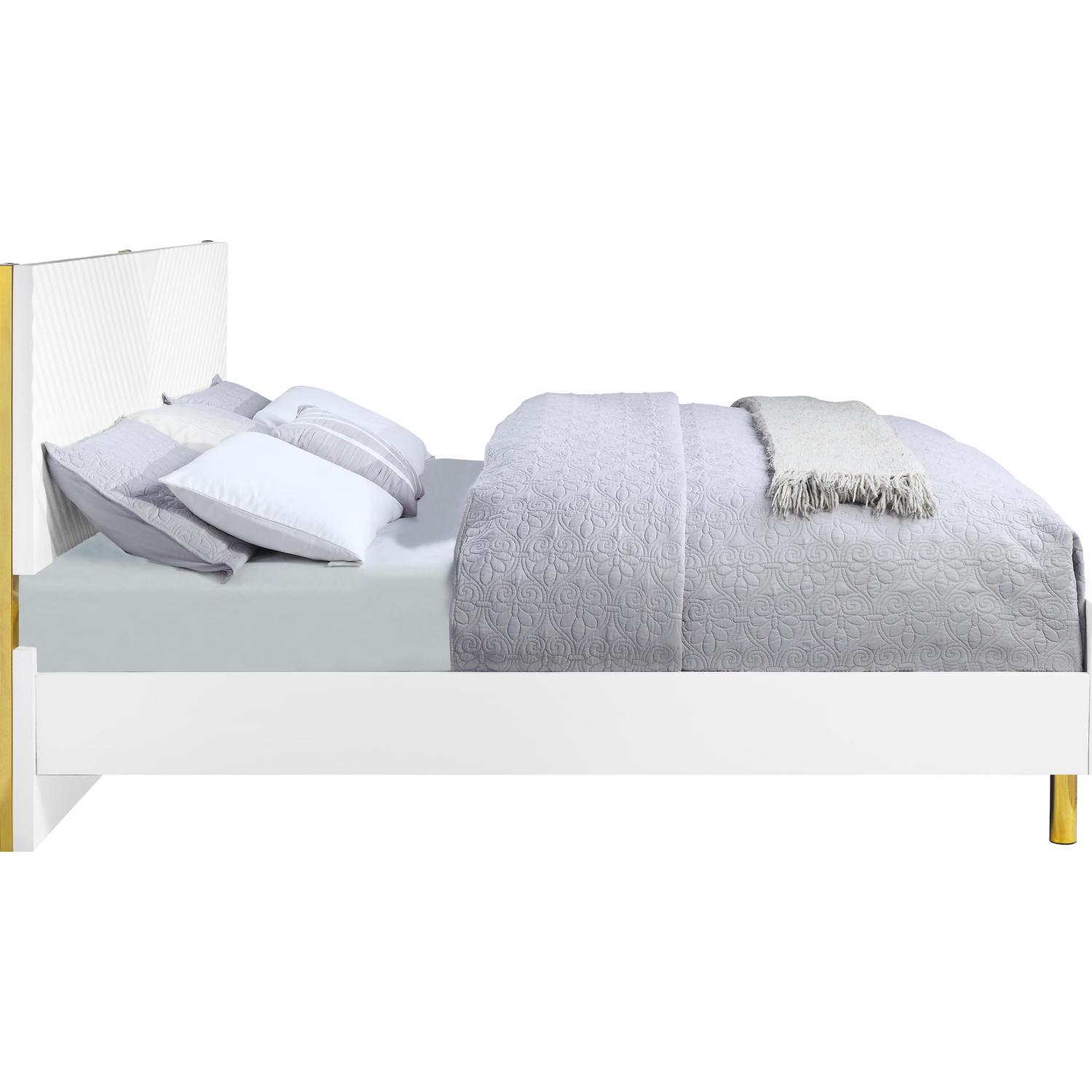 

    
Modern White High Gloss Eastern King Bed by Acme Gaines BD01033EK
