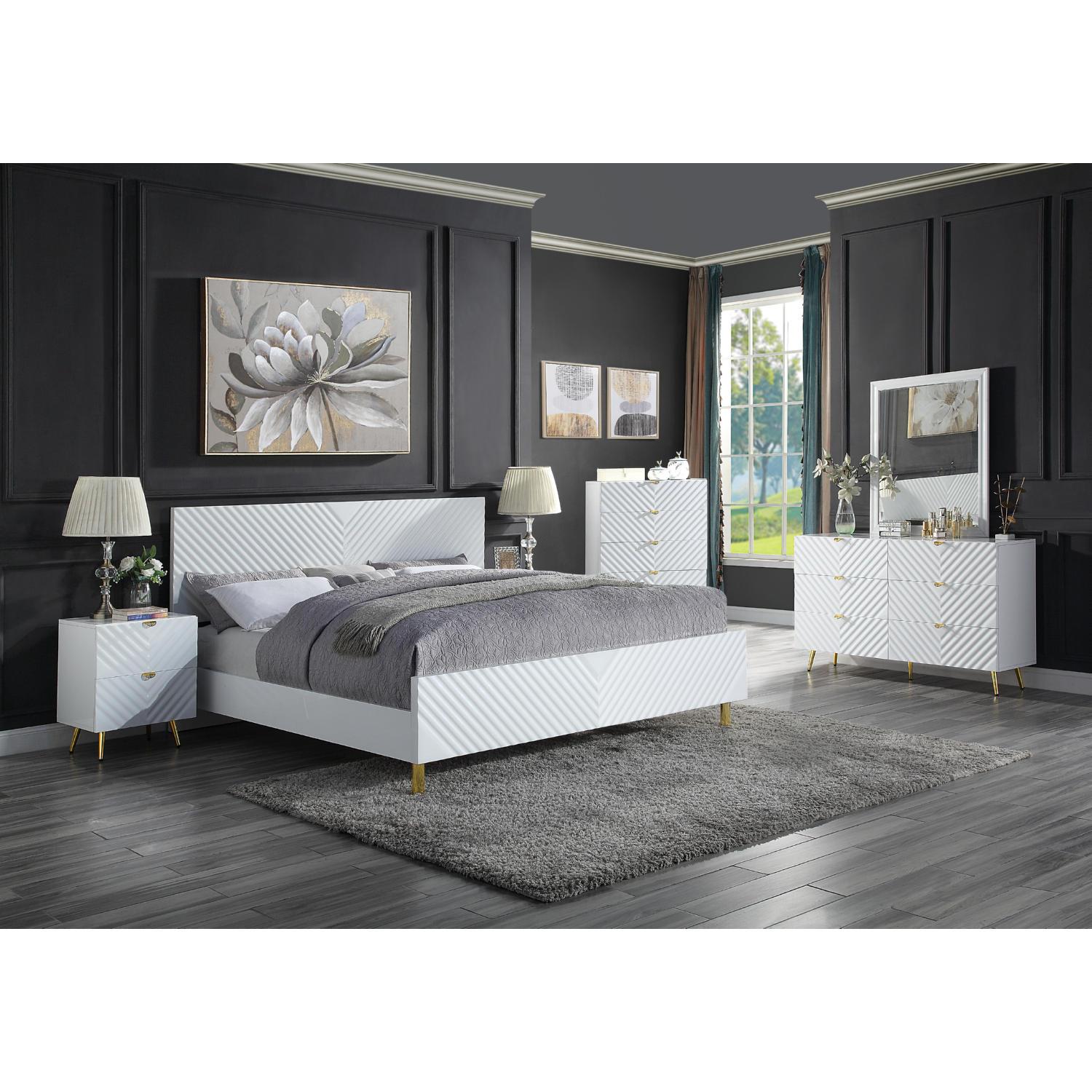 

    
Modern White High Gloss Eastern King Bedroom Set by Acme Gaines BD01033EK-5pcs
