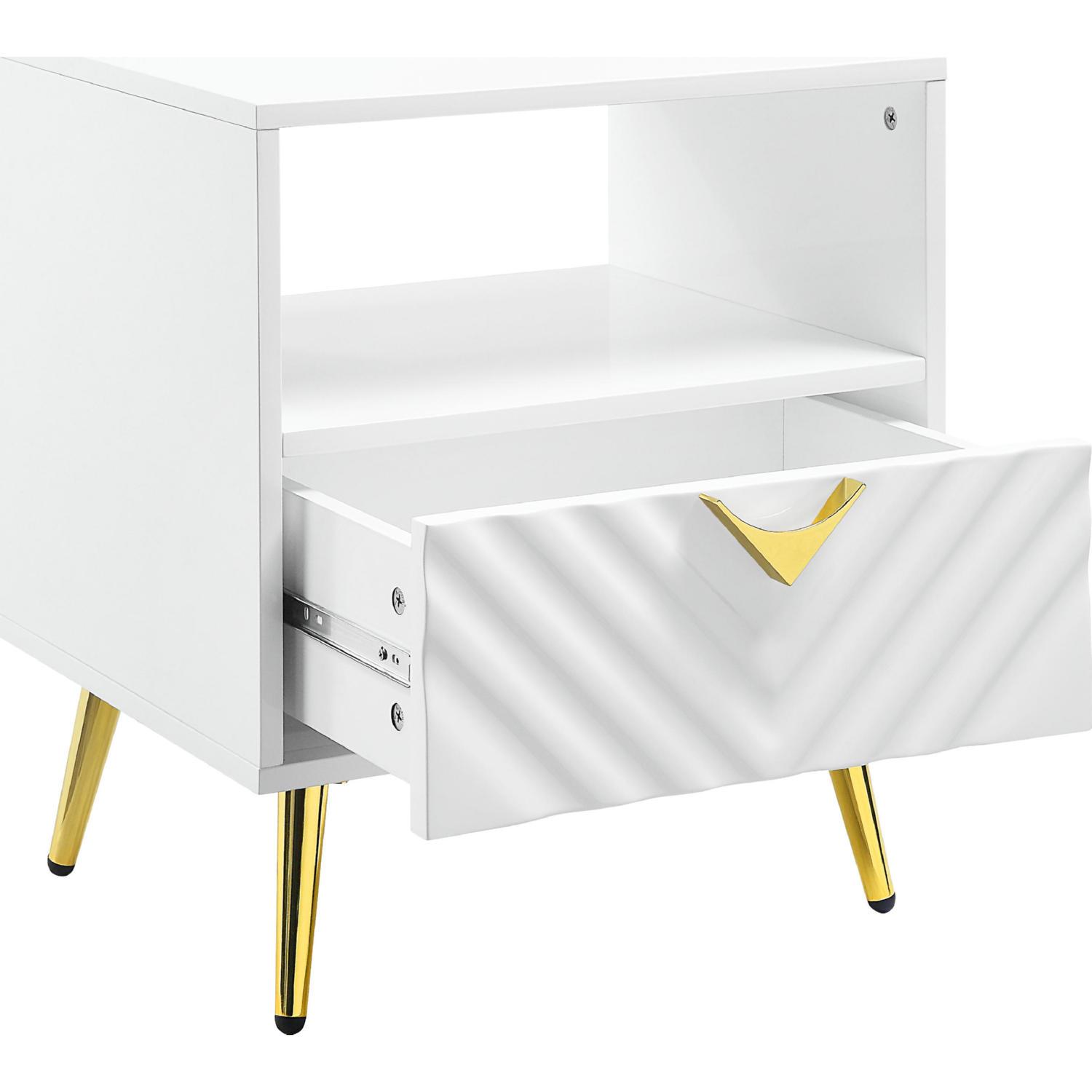

    
Modern White High Gloss End Table by Acme Gaines LV01140
