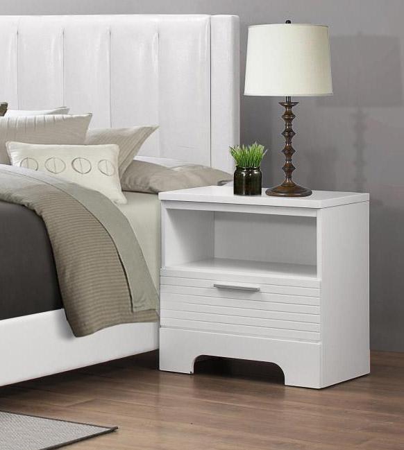 

    
MYCO Furniture Moderno Set Platform Bedroom Set White MD3331K-SET-5

