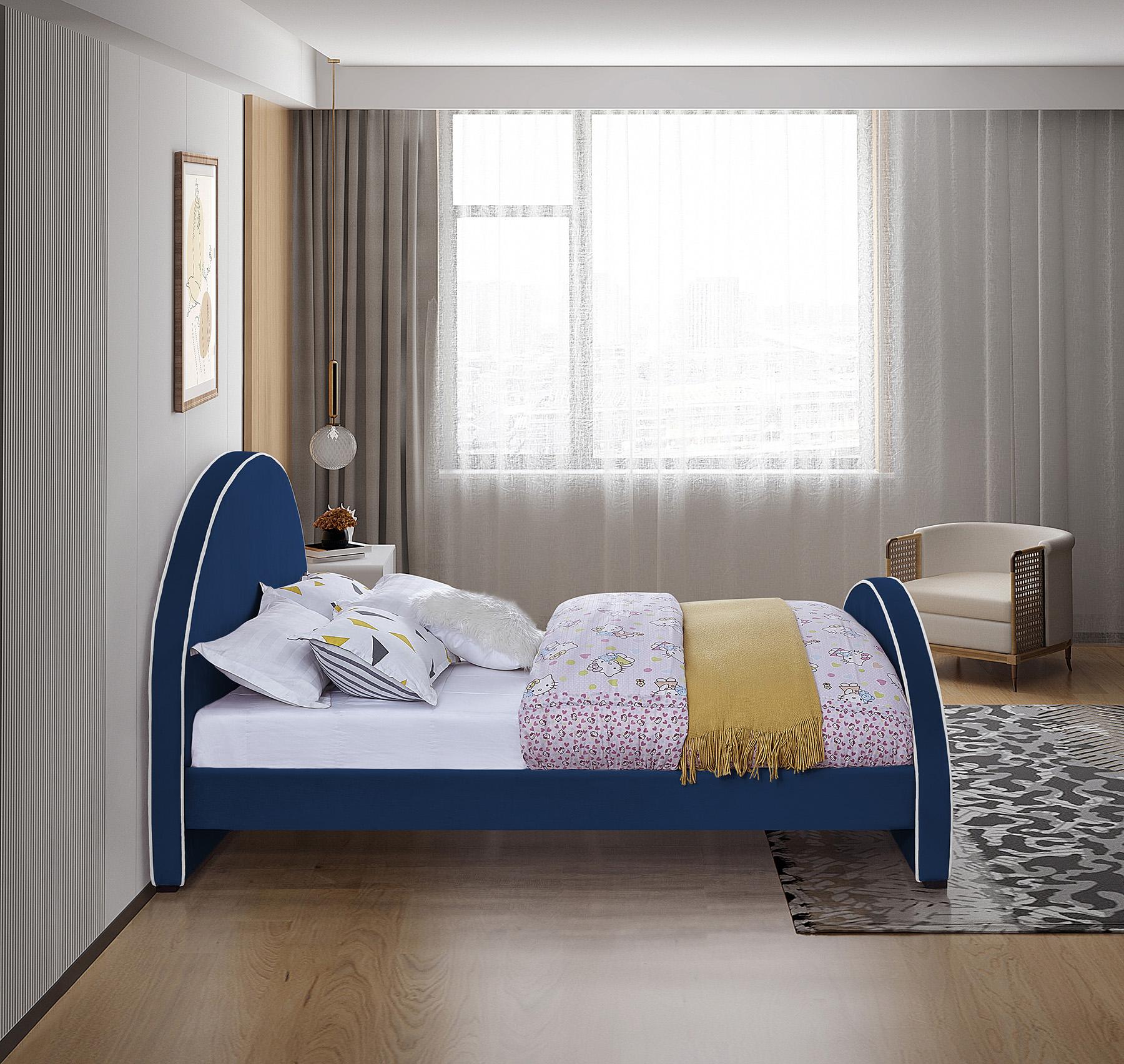

    
BrodyNavy-F Meridian Furniture Platform Bed
