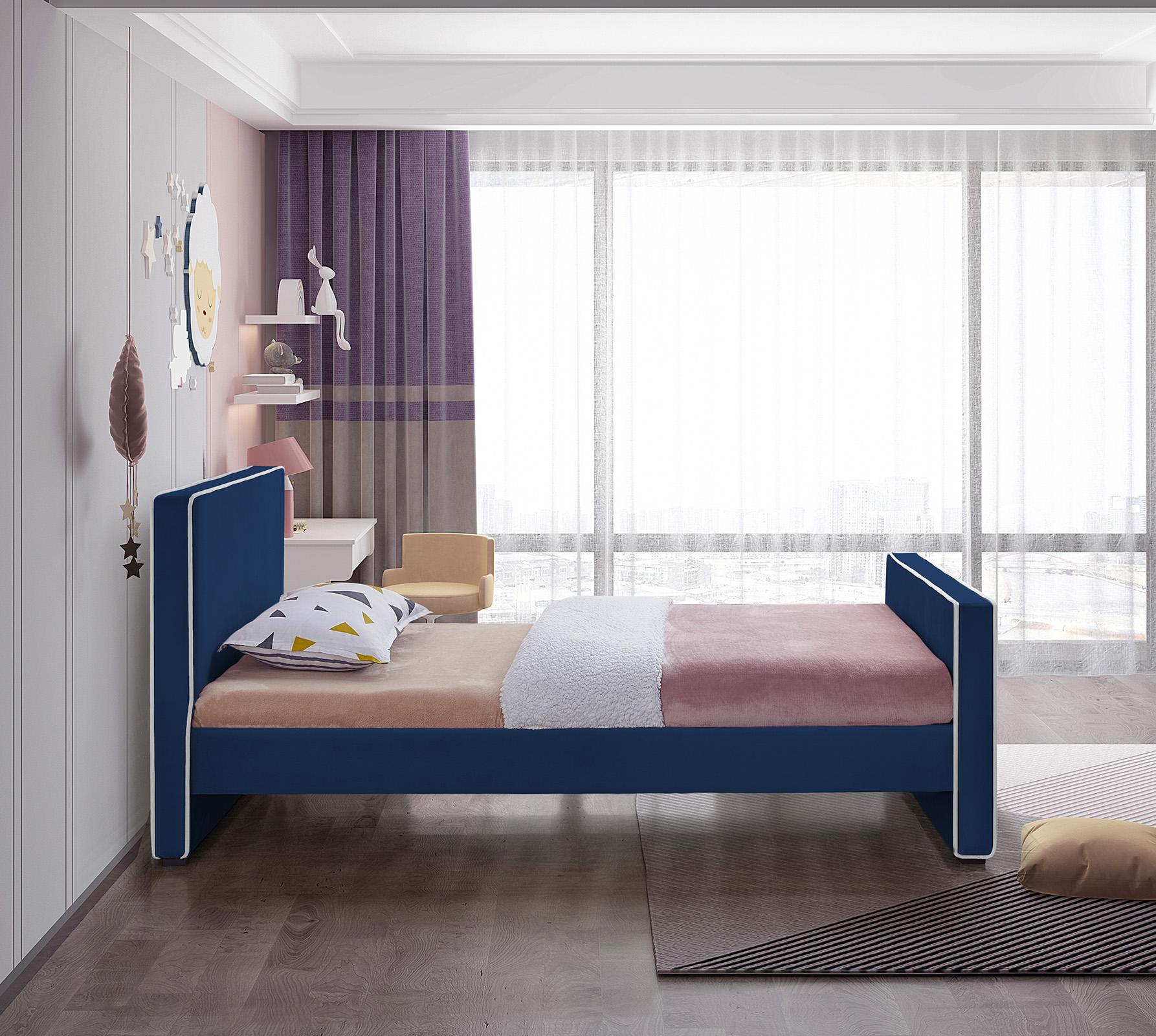 

    
DillardNavy-T Meridian Furniture Platform Bed
