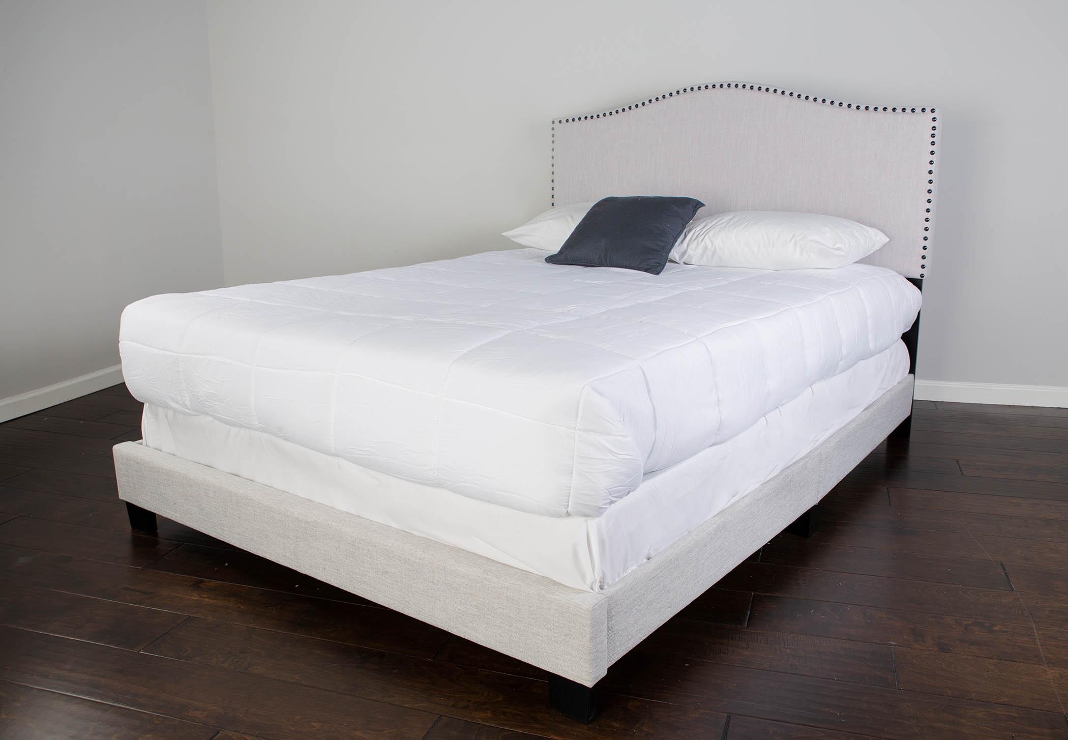 

    
Off White Fabric Panel QUEEN Bed AMY 1605DS-105 Bernards Modern
