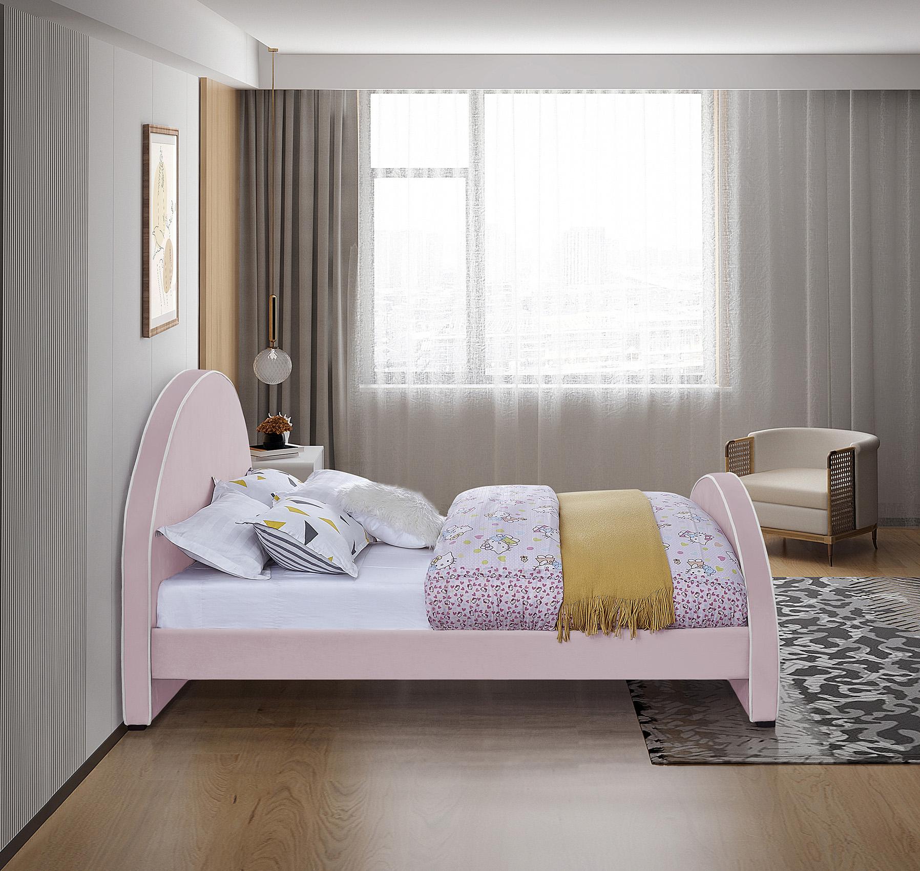 

    
BrodyPink-F Meridian Furniture Platform Bed
