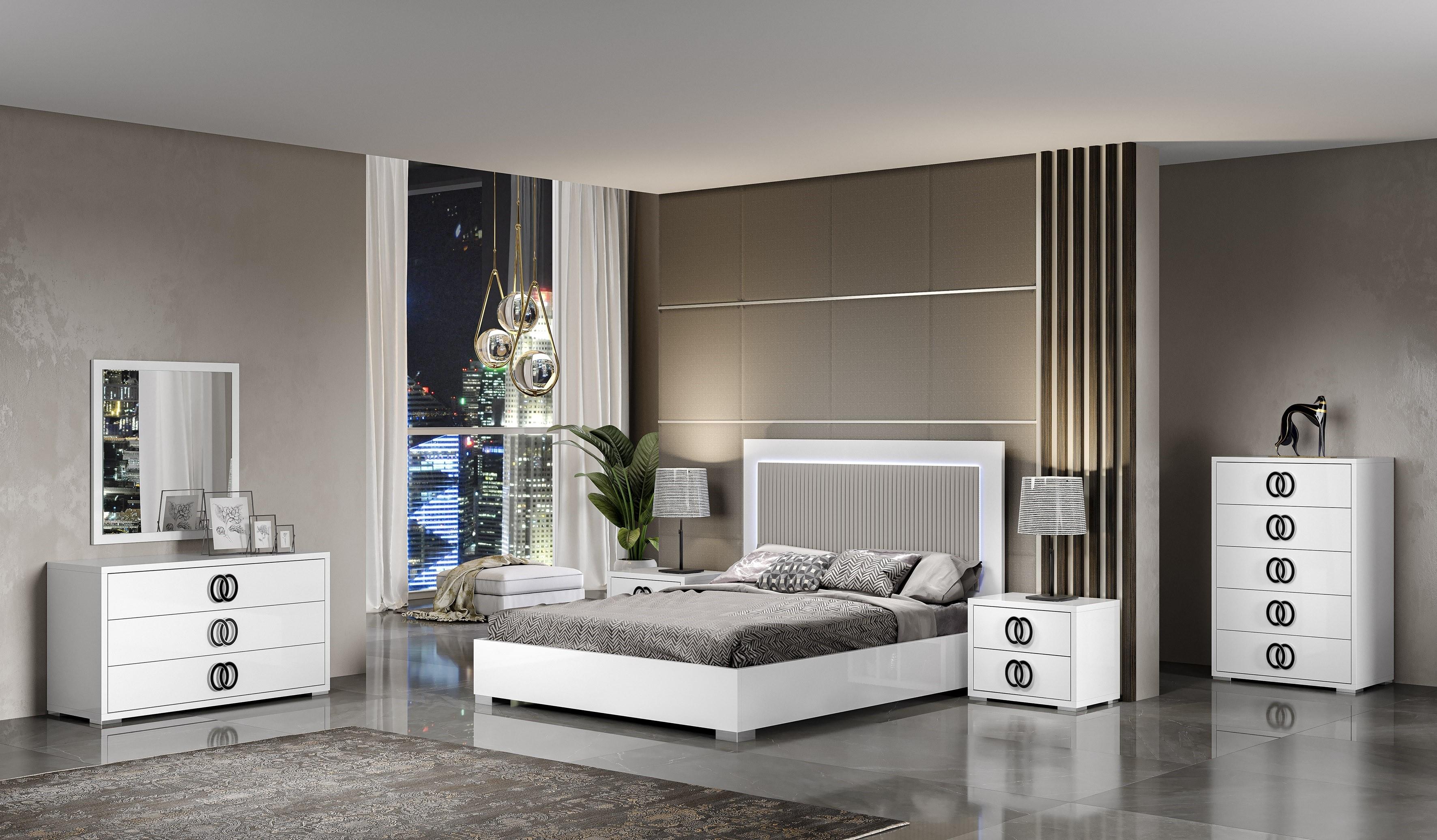 

    
Premium Queen Size Bedroom Set 6Pcs in White w/ LED light MADE IN ITALY J&M Luxuria
