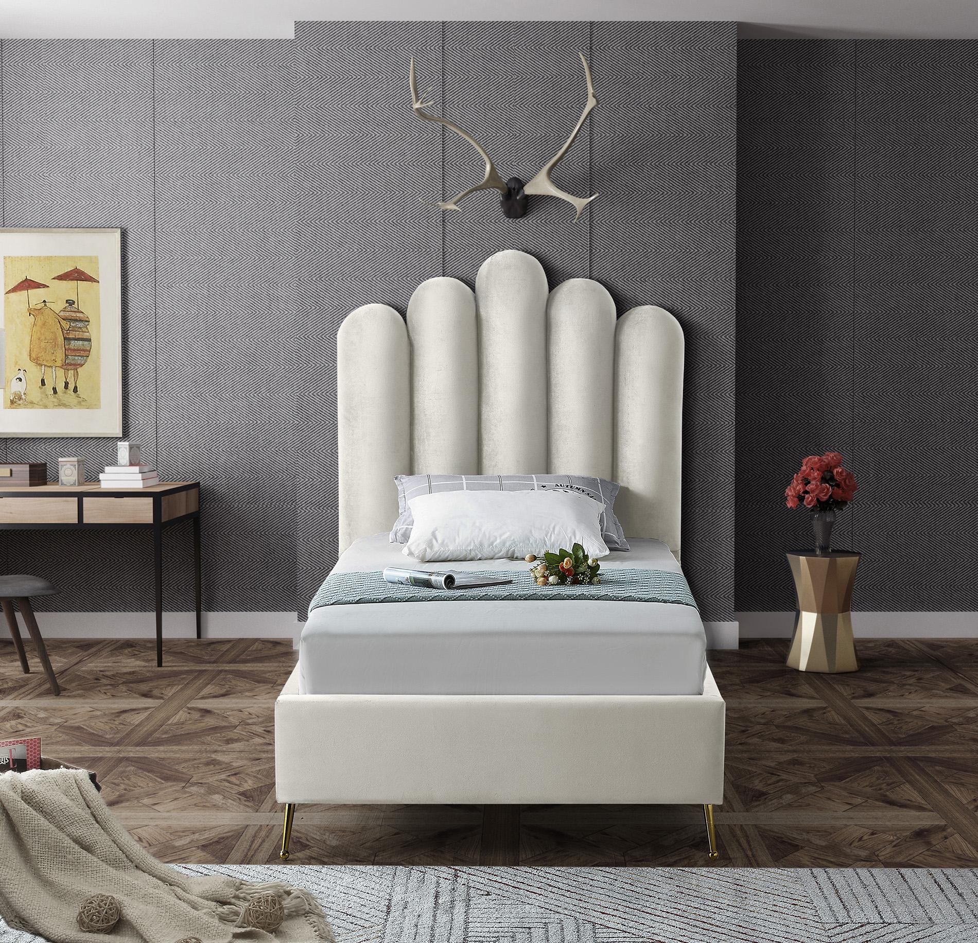 

        
Meridian Furniture LILY Cream-T Platform Bed Cream Velvet 704831406832
