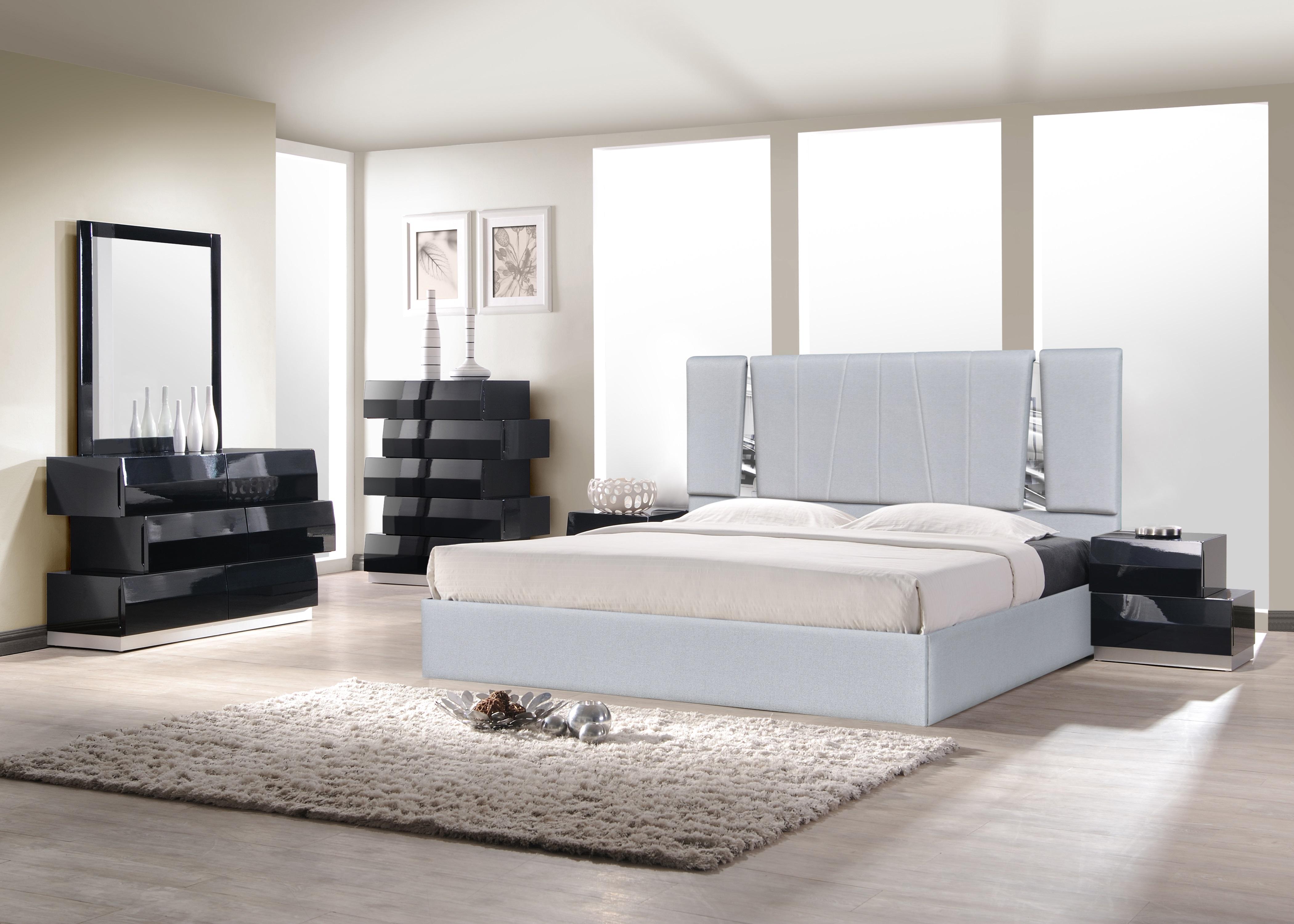 

                    
J&M Furniture Matisse Platform Bed Silver Fabric Purchase 
