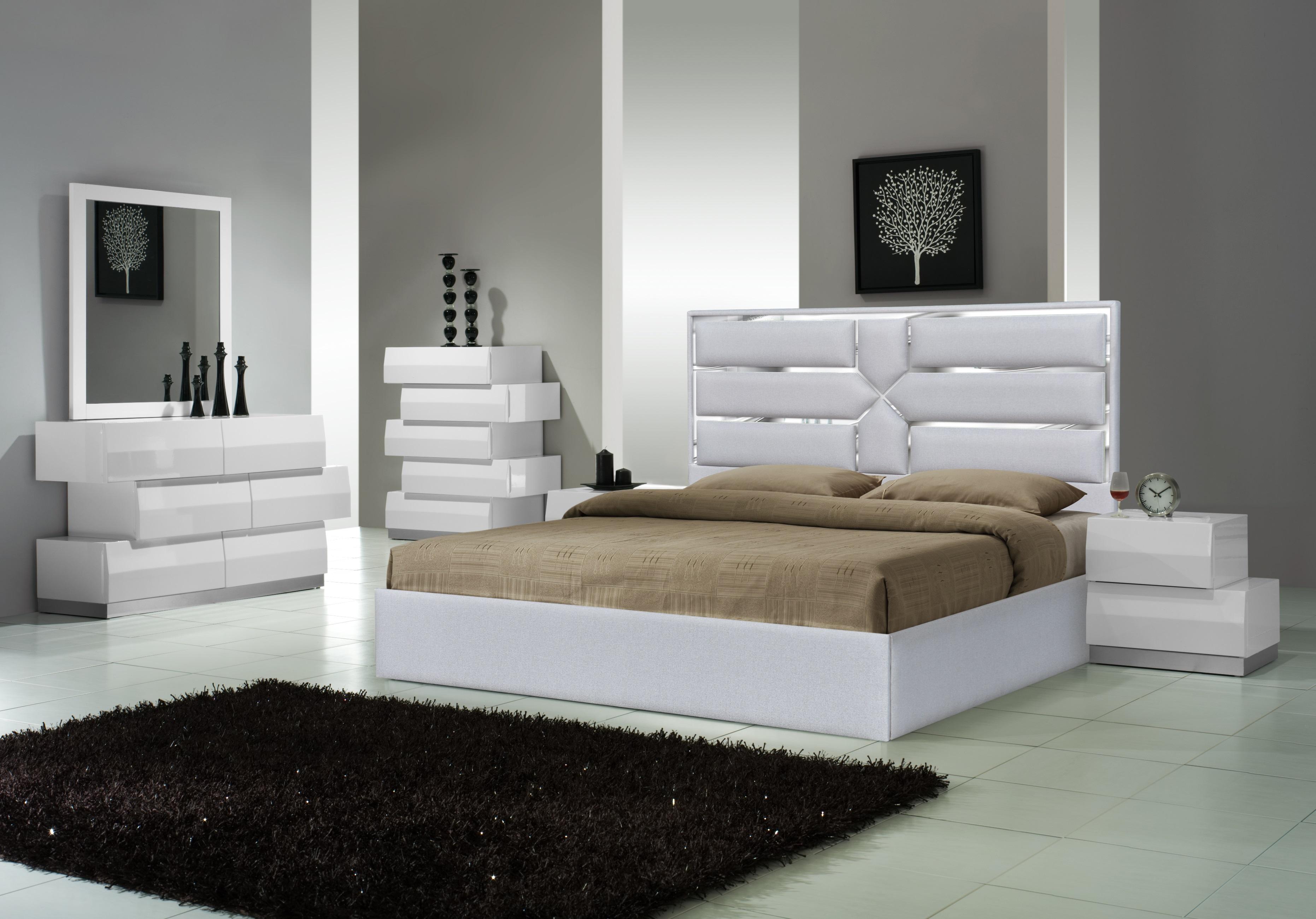 

    
SKU 18731 J&M Furniture Platform Bed
