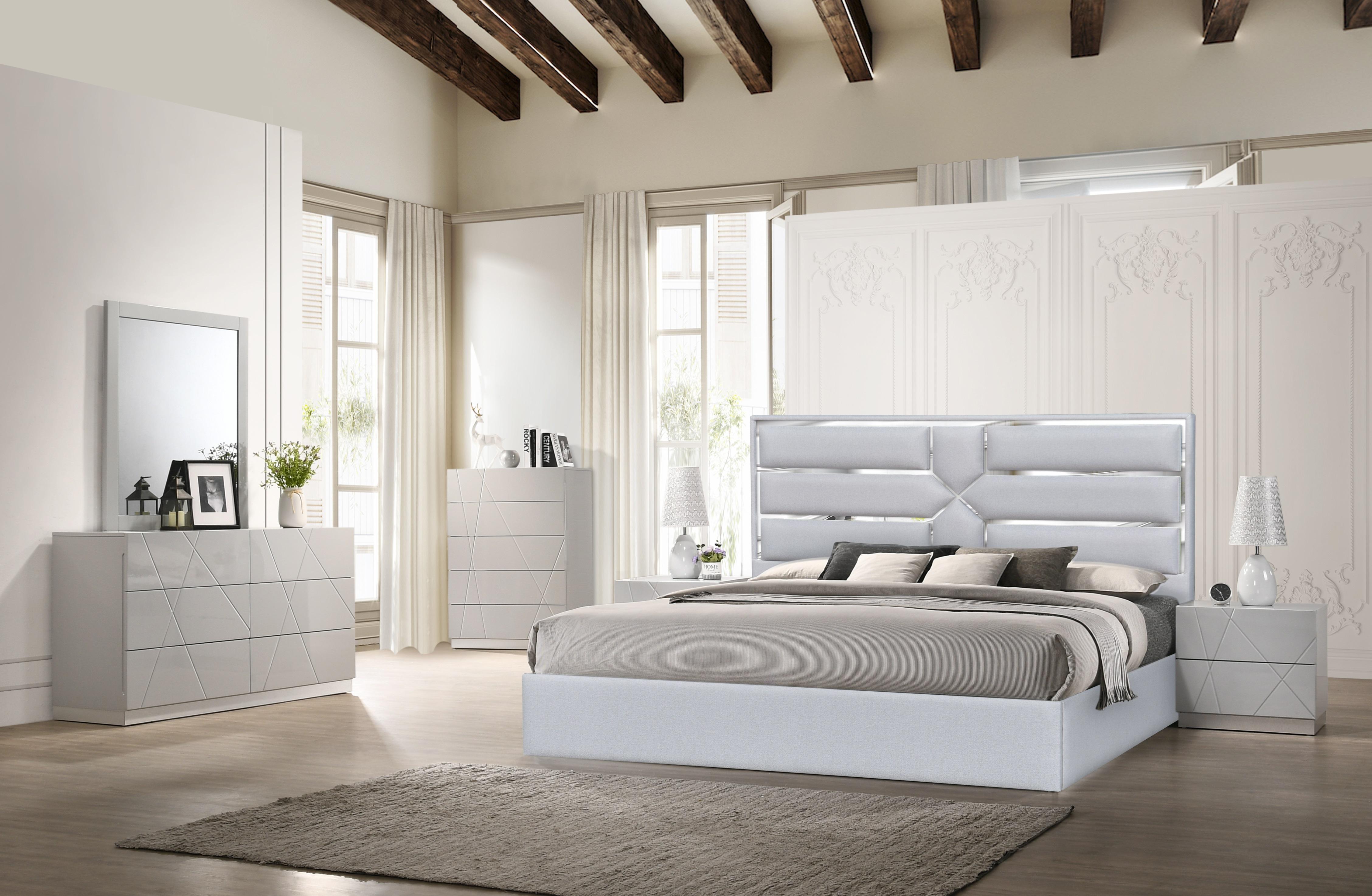 

                    
Buy Silver Gray Fabric Queen Platform Bed  Contemporary J&M Furniture Da Vinci
