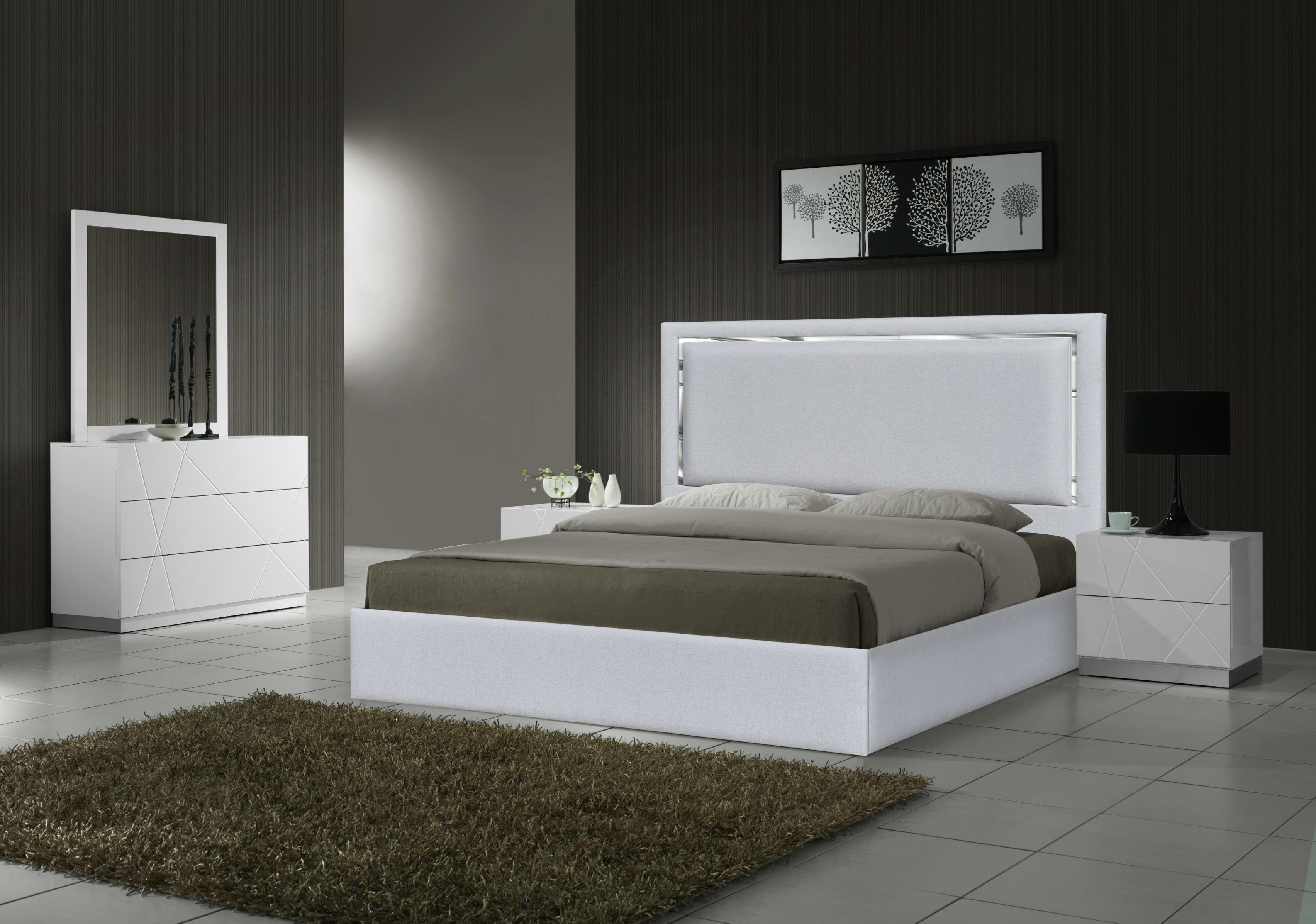 

    
J&M Furniture Monet Platform Bed Light Grey SKU 18741-EK-Bed
