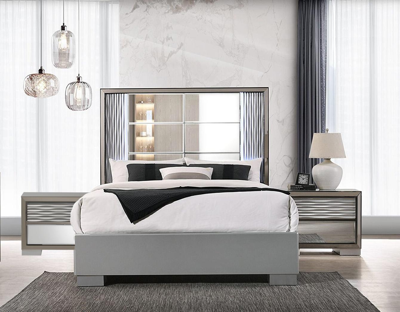 

    
SKYLINE Mirrored Panels Glam Style King Bedroom Set 3Pcs w/LED Global US
