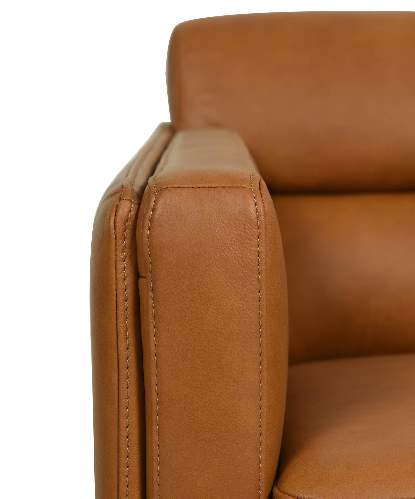 

    
 Photo  Tan Genuine Leather Sofa Set 3Pcs McCoy 442 Moroni Contemporary
