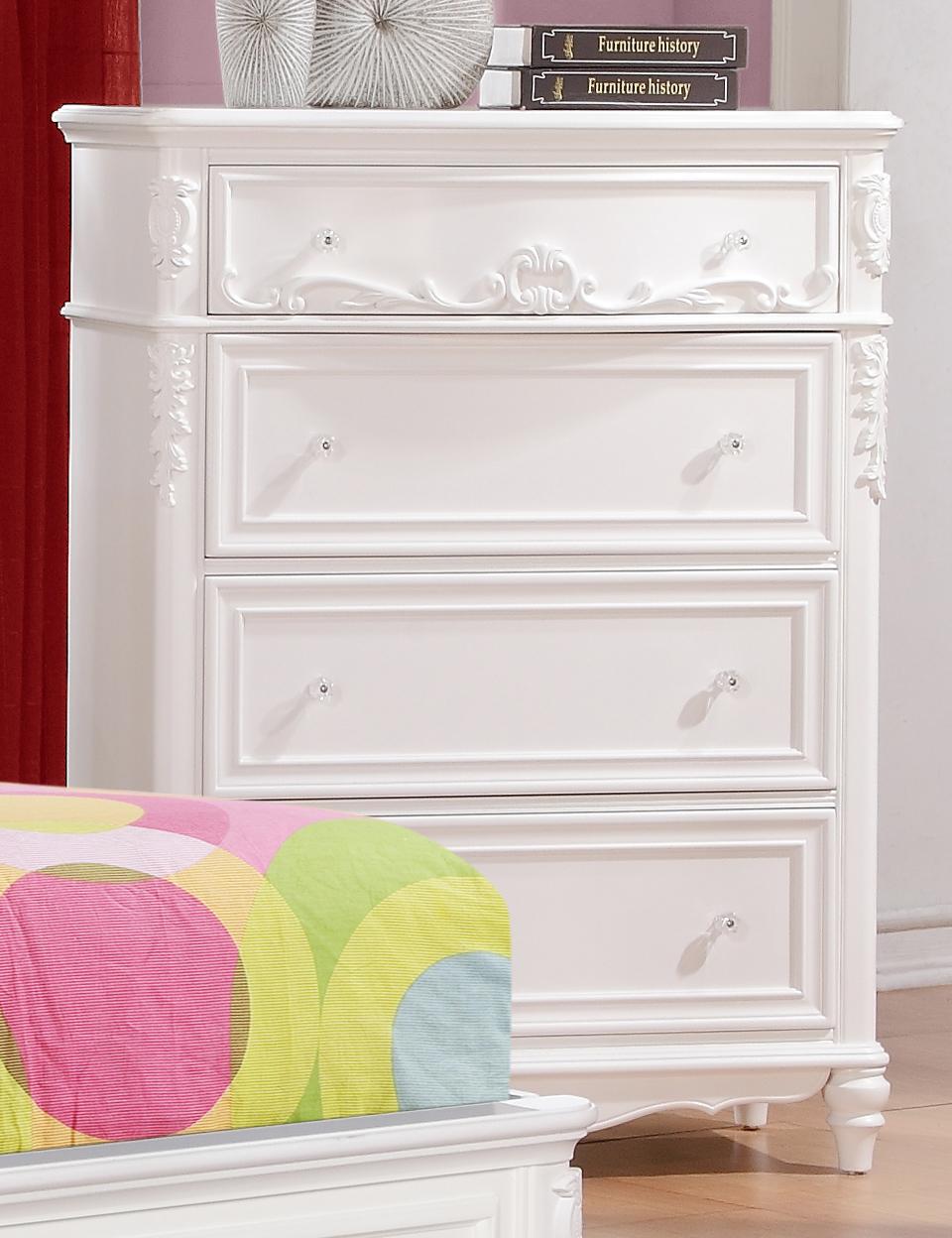 

    
Traditional White Wood Chest Caroline by Coaster
