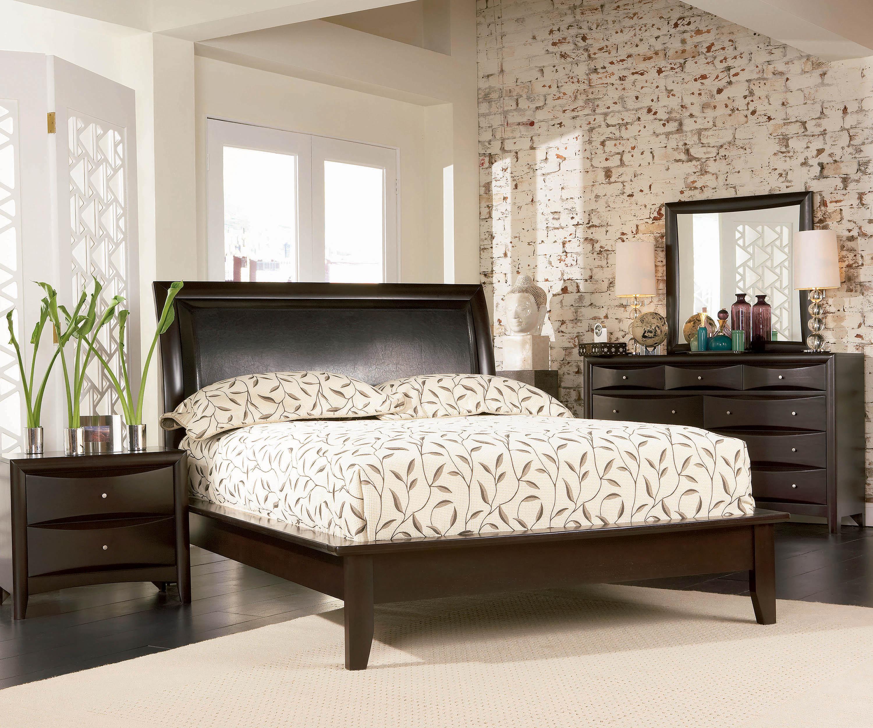 

    
Transitional Black Leather Upholstery C king bed Phoenix by Coaster
