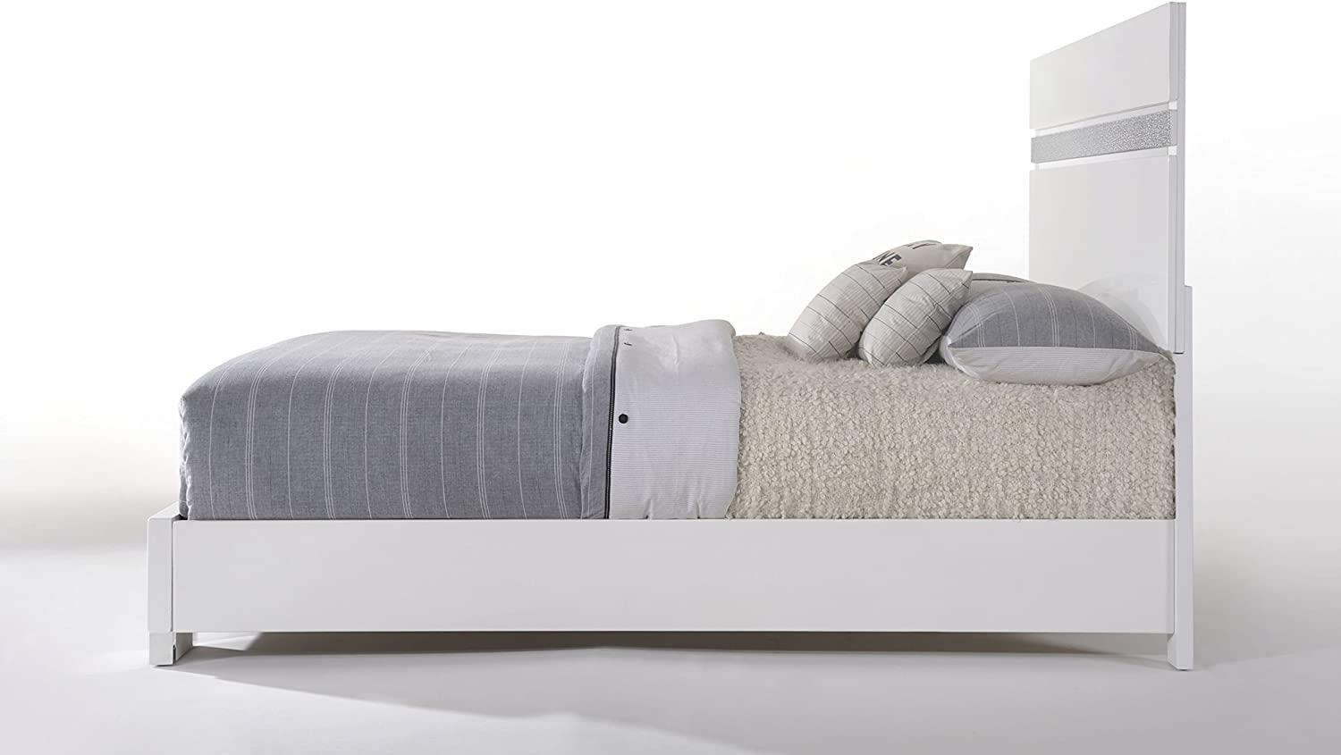 

    
Acme Furniture Naima II-26767EK Panel Bedroom Set White/Silver 26767EK-Set-3
