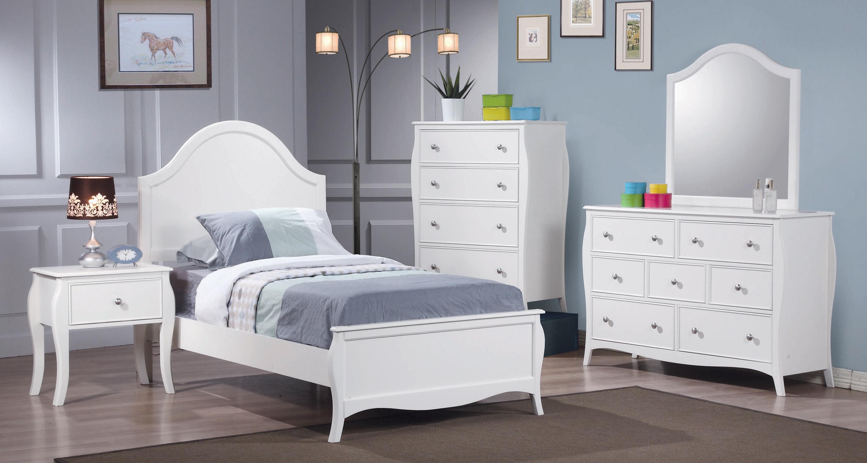 

    
Transitional White Wood Full 4pc set (f.bed,ns,dr,mr) Dominque Coaster
