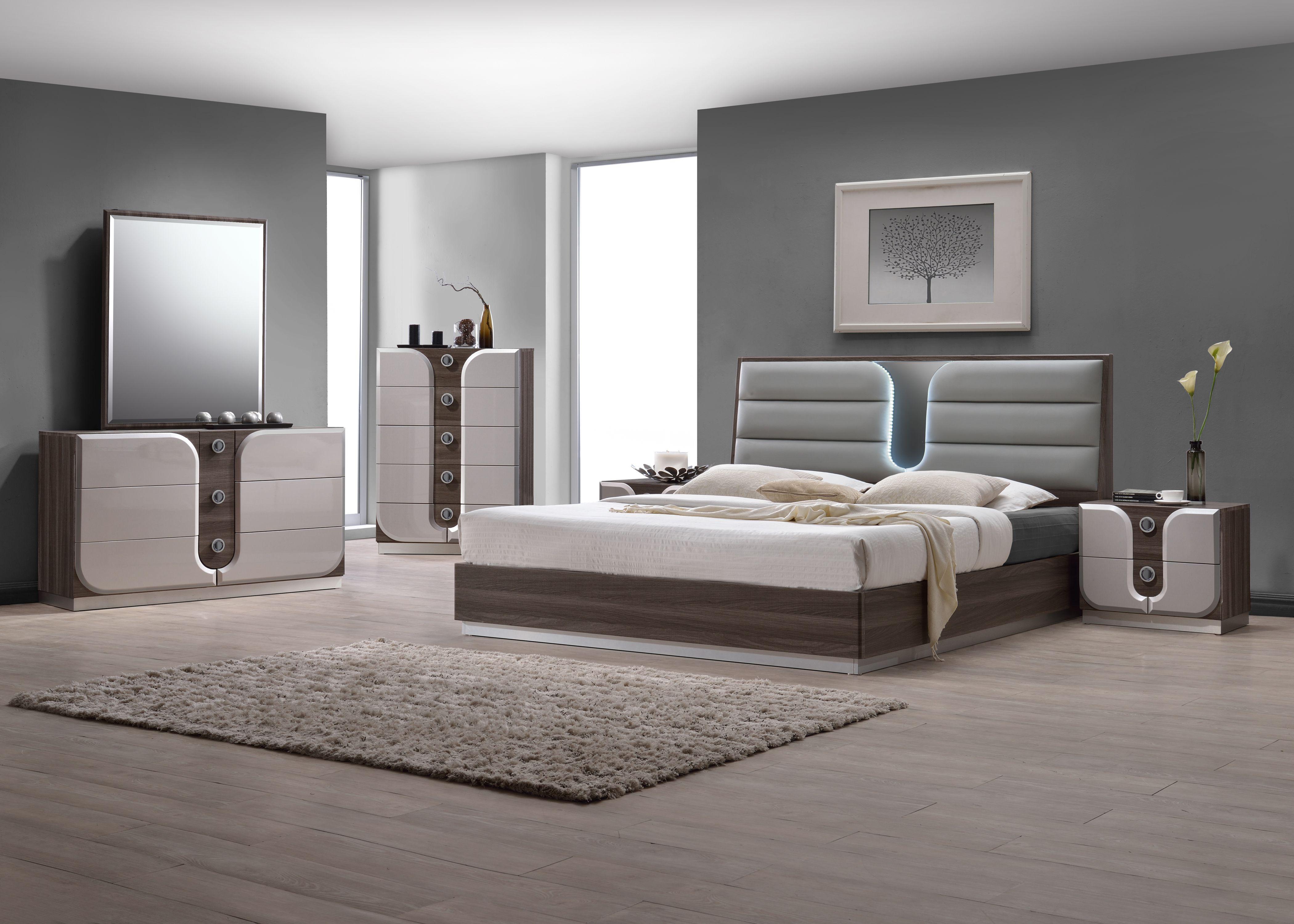 

    
 Shop  Two-tone Finish Platform King Size Bedroom Set 4Pcs London by Chintaly Imports
