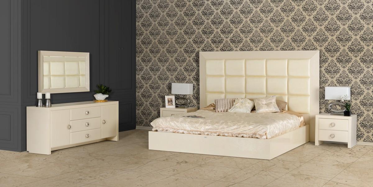 

    
VIG Furniture A&amp;X Glam Platform Bed Champagne VGUNGLAM-AA216-180-CK
