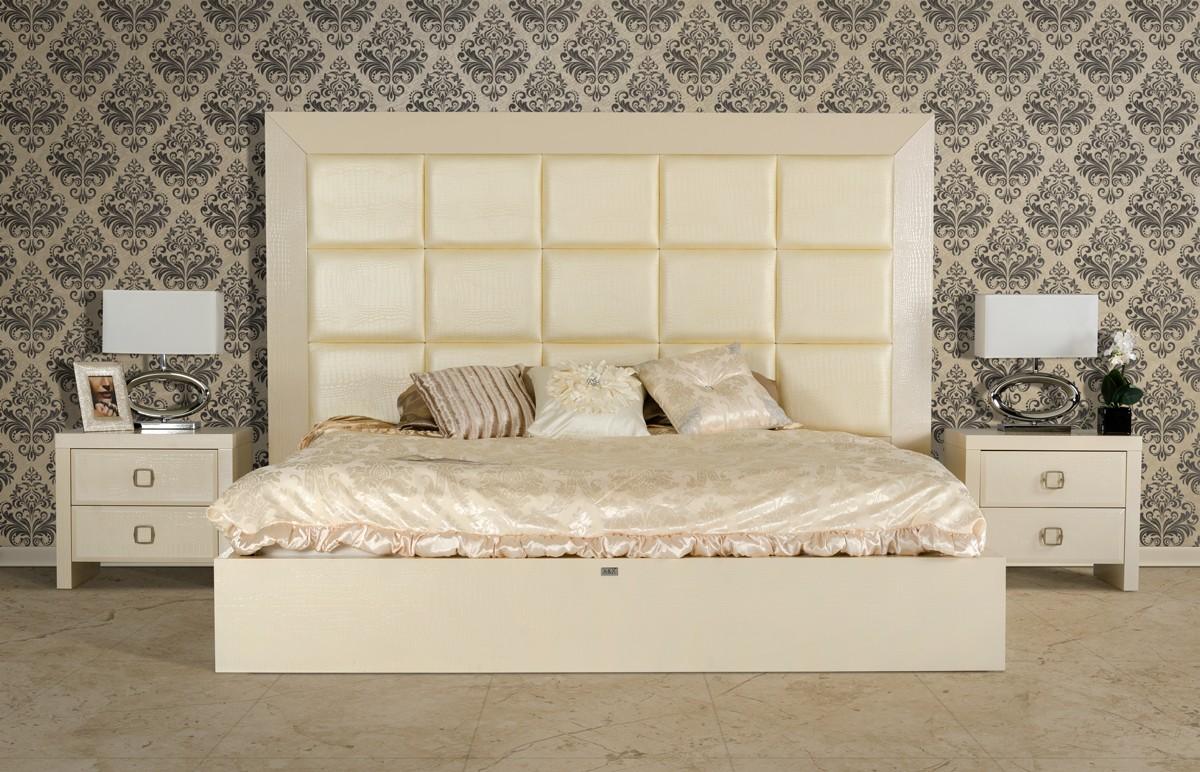 

    
King Glossy Champagne Crocodile Accent VIG A&X Glam Contemporary
