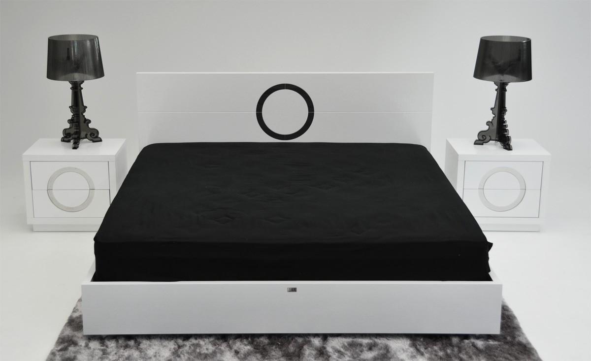 

    
VIG A&X Ovidius Luxury Glossy White Crocodile Texture Cal King Bed Modern
