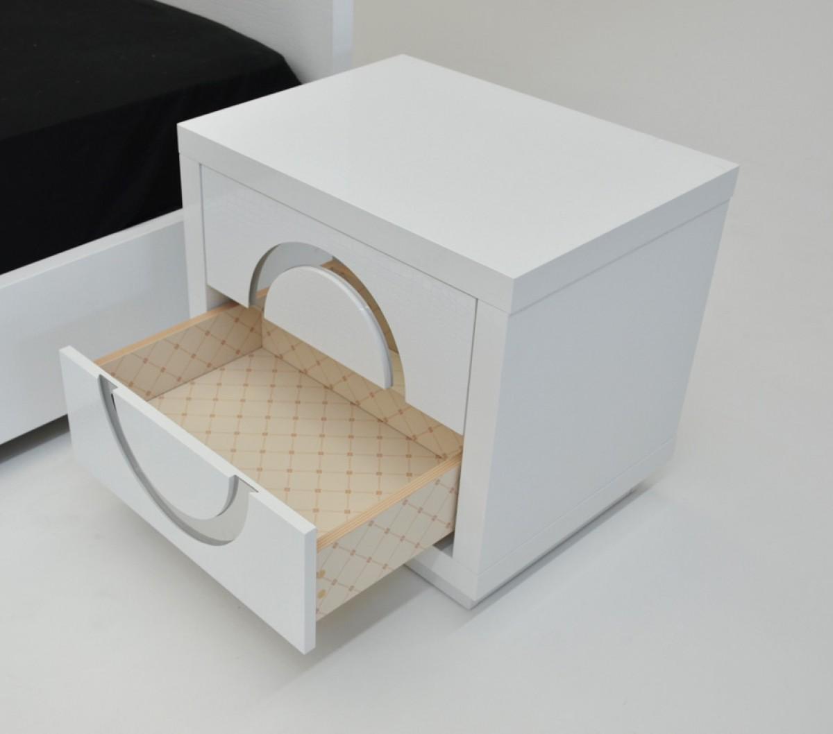 

    
VIG Furniture A&amp;X Ovidius Platform Bedroom Set White VGUNAW223-180-CK-Set-3
