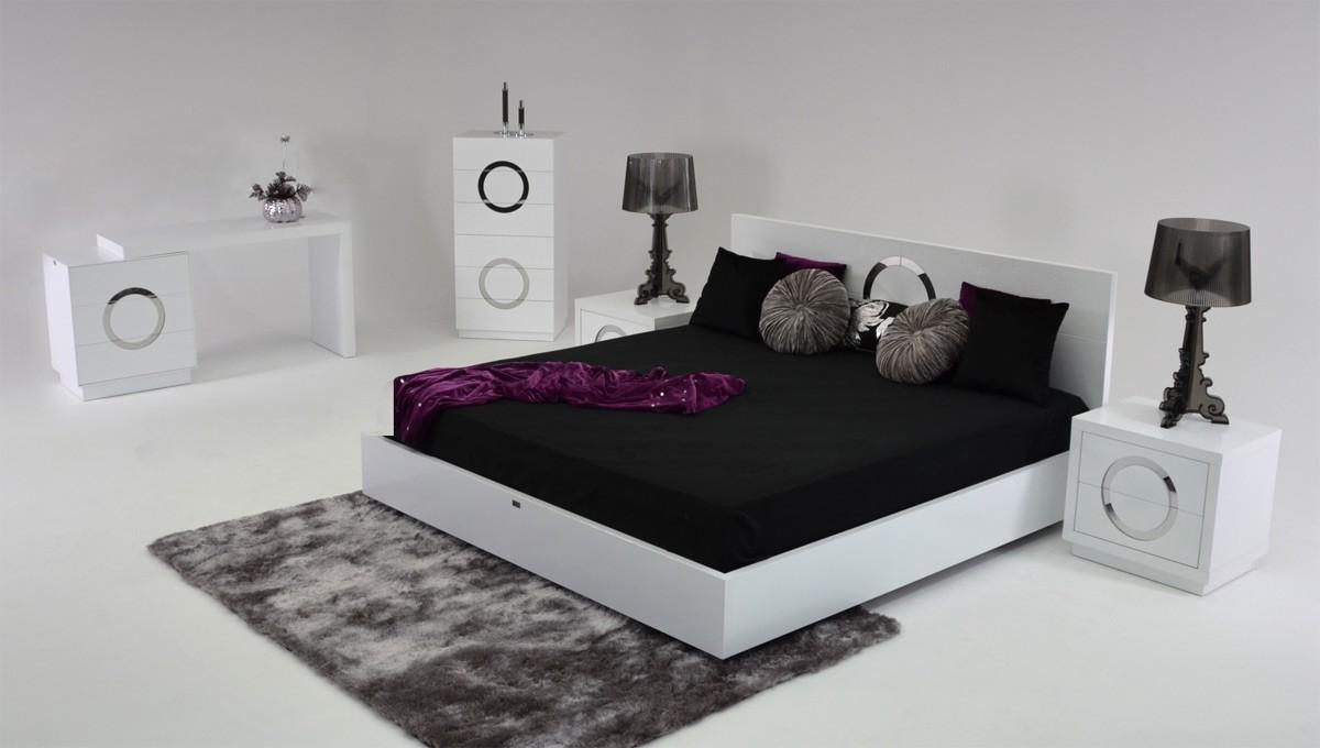 

    
VGUNAW223-180-Q-Set-2 VIG A&X Ovidius Luxury Glossy White Crocodile Texture Queen Bedroom Set 2Pcs
