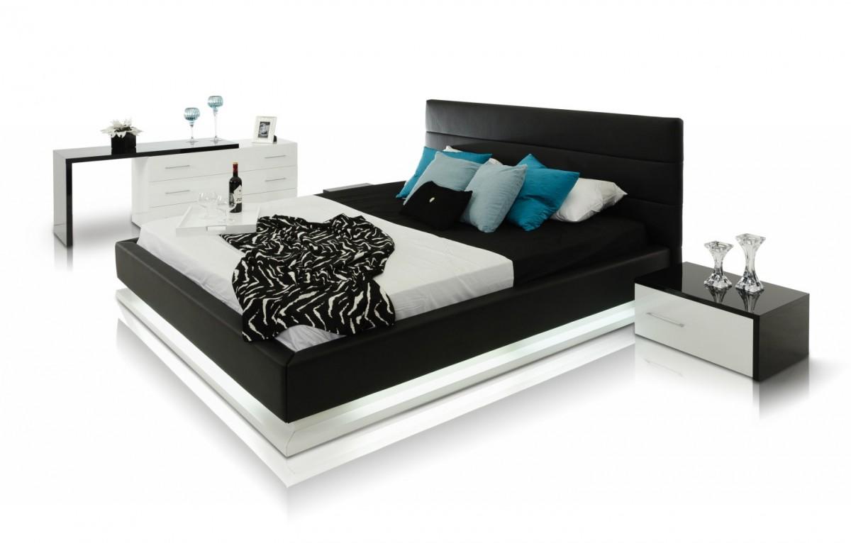 

    
VIG Modrest Infinity Black Faux Leather King Bedroom Set 3Pcs w/Light Modern
