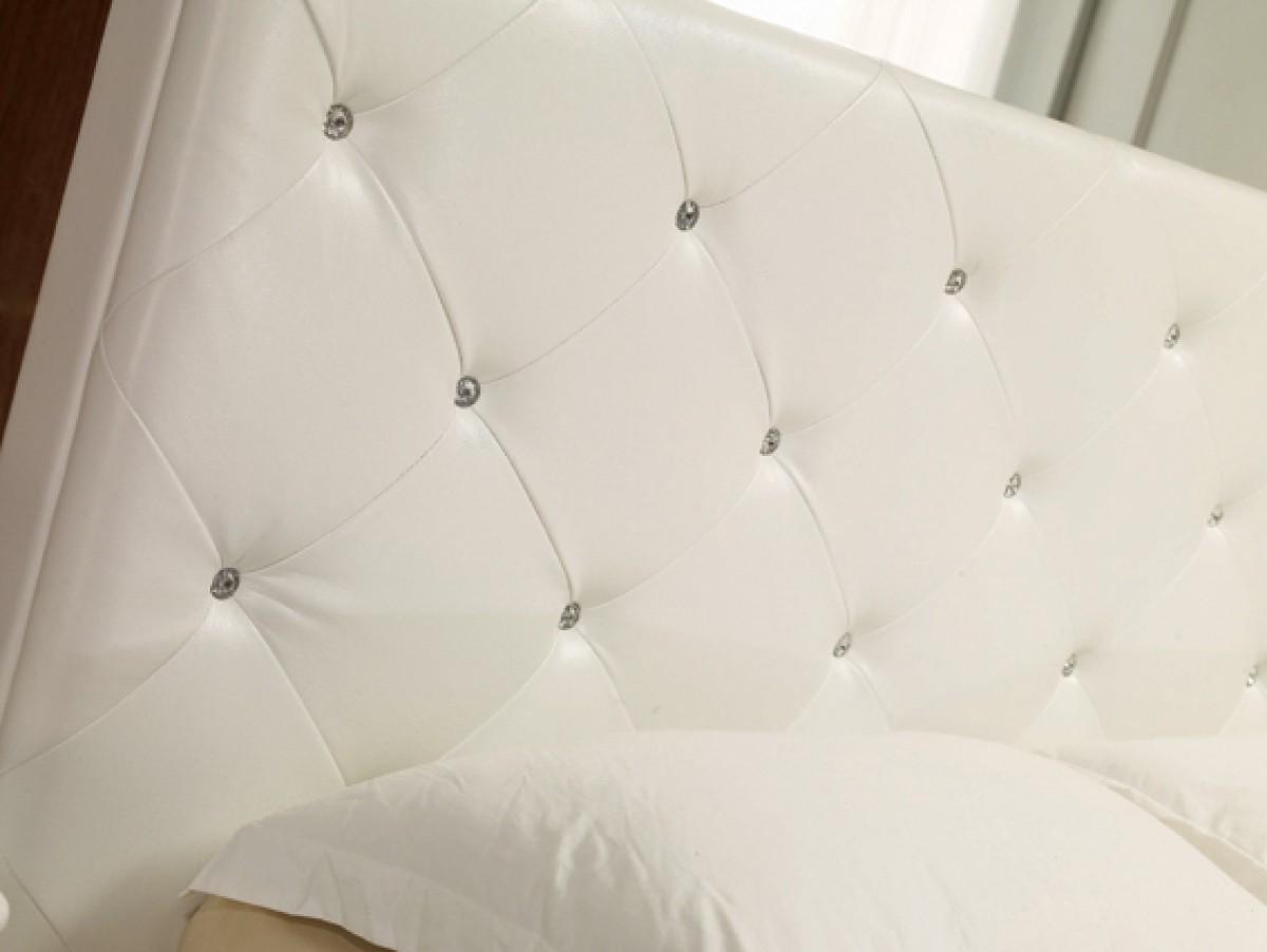 

    
Modrest Monte Carlo White Platform Bedroom Set
