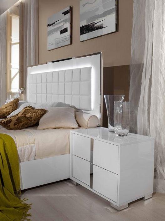 

    
VIG Furniture Modrest San Marino Platform Bedroom Set White VGACSANMARINO-BED-WHT-Q-Set-3
