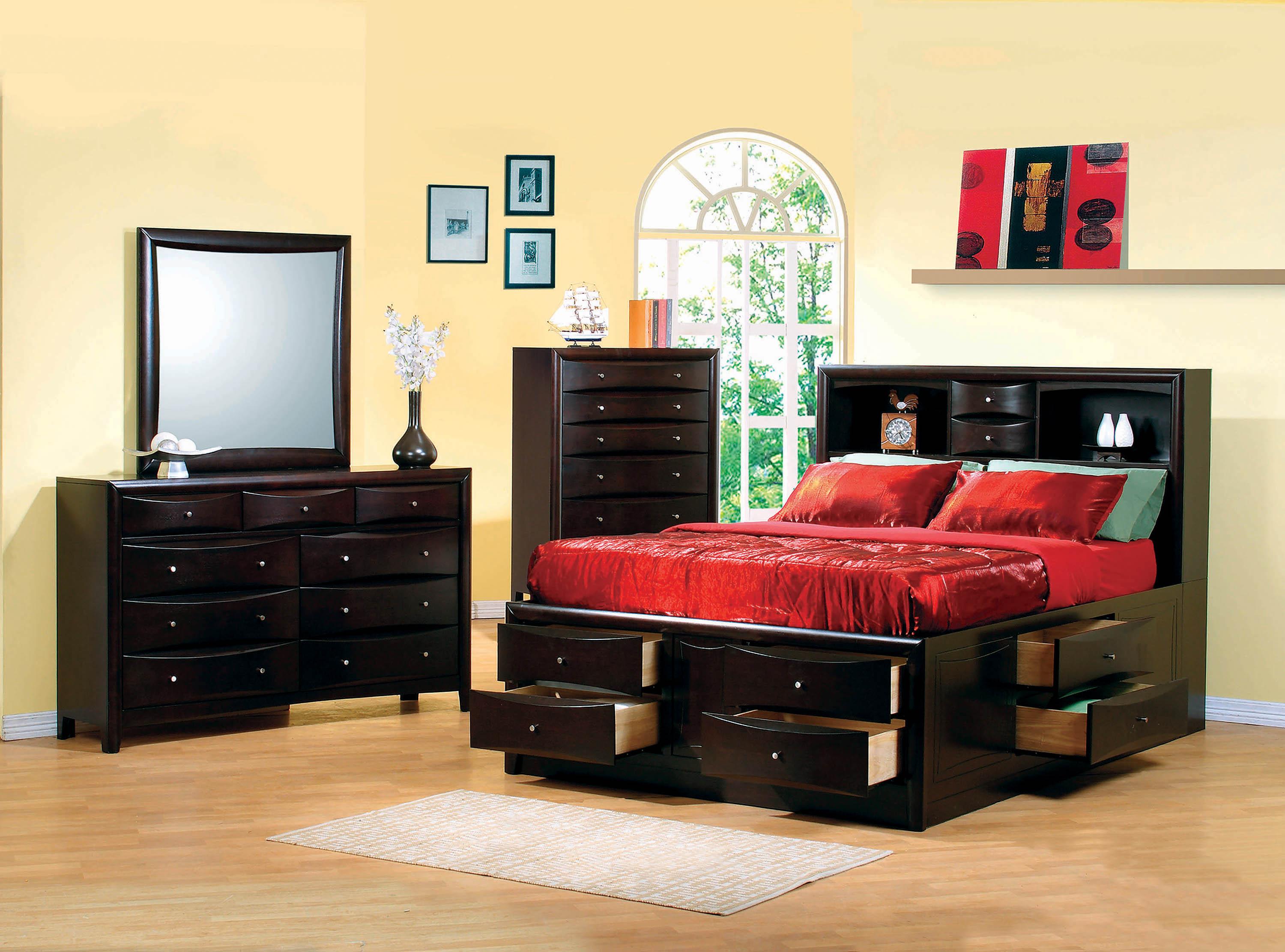 

    
Cappuccino Wexford Bookcase HB Storage Platform Queen Bed Transitional
