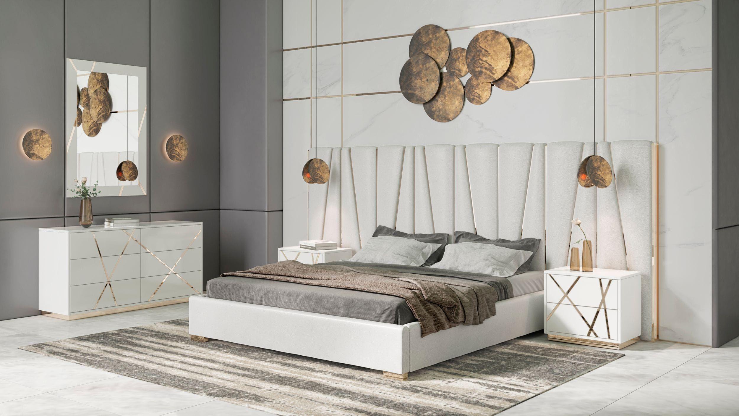 

    
White Bonded Leather & Gold California King Size Panel Bedroom Set 5Pc by VIG Modrest Nixa
