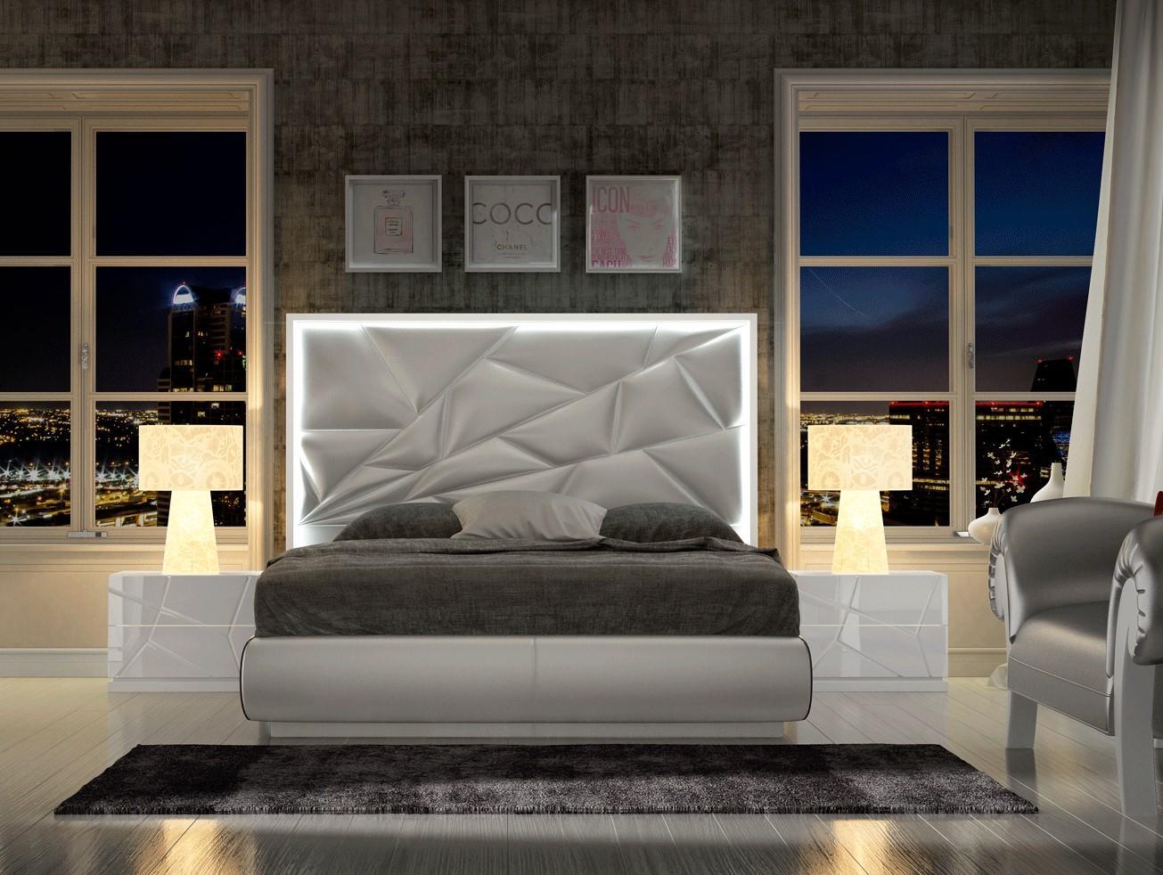 

    
White Finish Futuristic King Bed & 2 Nightstands Modern Made in Spain ESF Kiu
