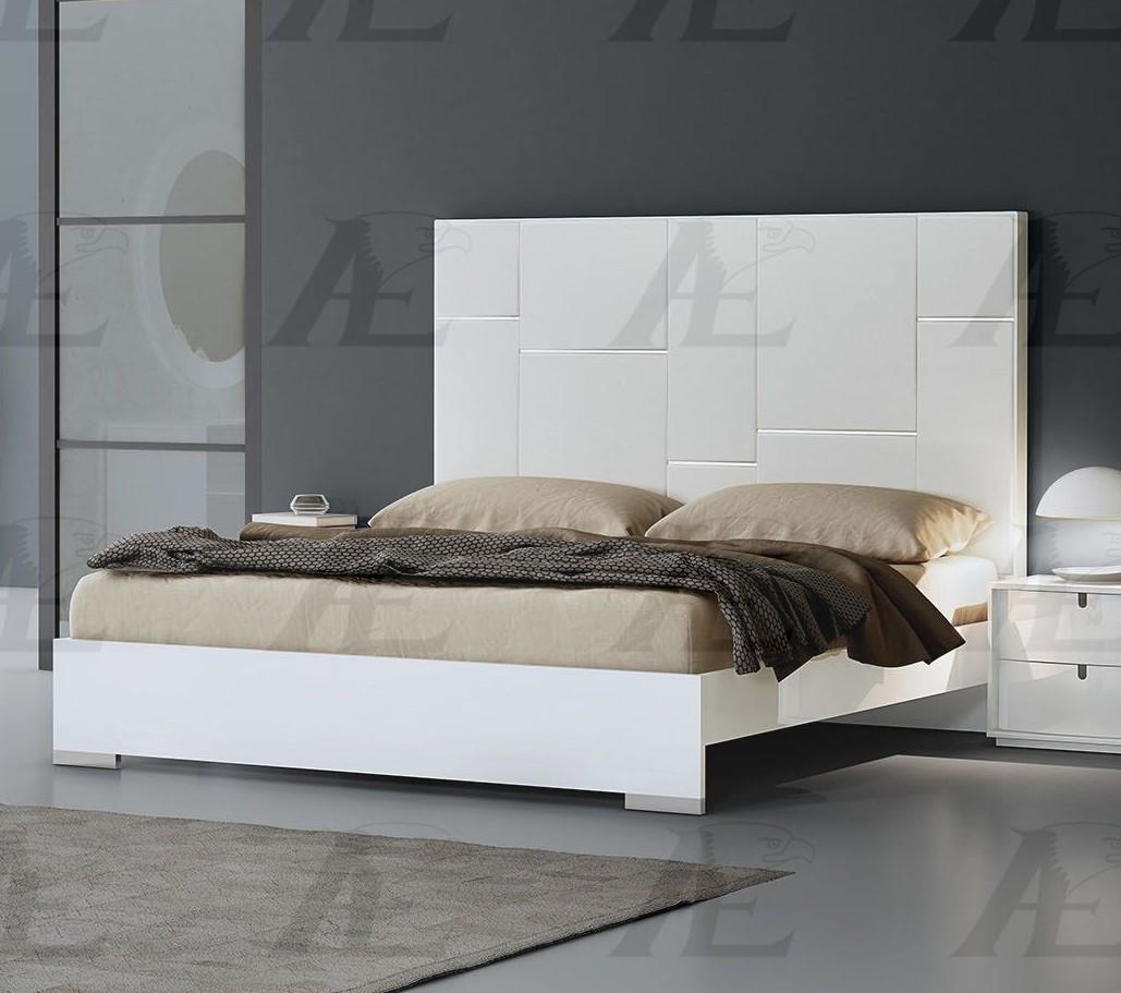 

    
White Lacquer CAL King Size Bed American Eagle P110-BED-CK Modern
