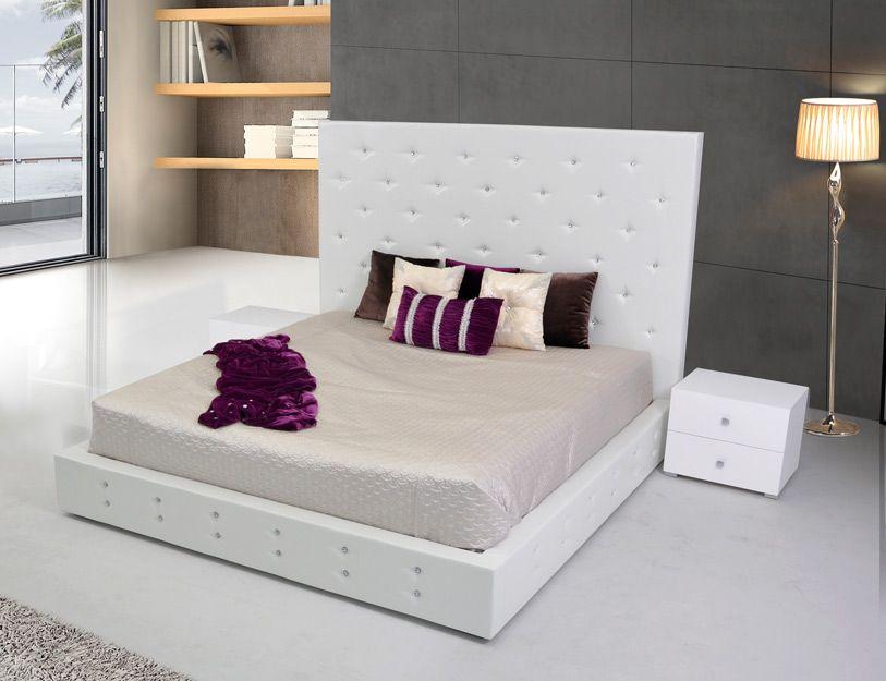 

    
White Leather Crystals Tufted Queen Platform Bed Modrest Elbrus VIG Modern
