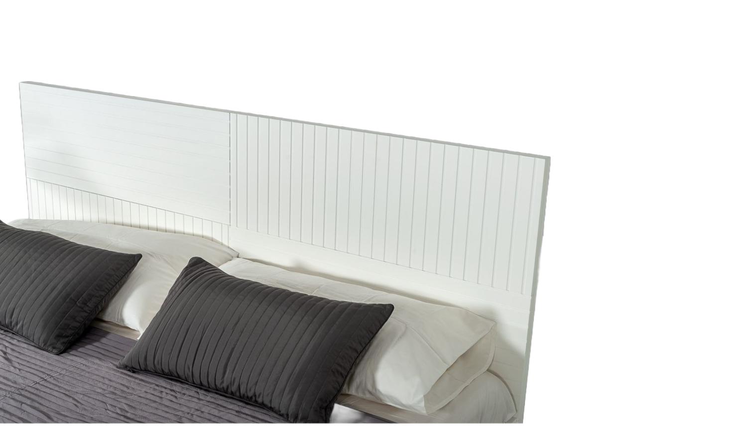 

    
White Matte Finish King Size Panel Bed by VIG Nova Domus Valencia
