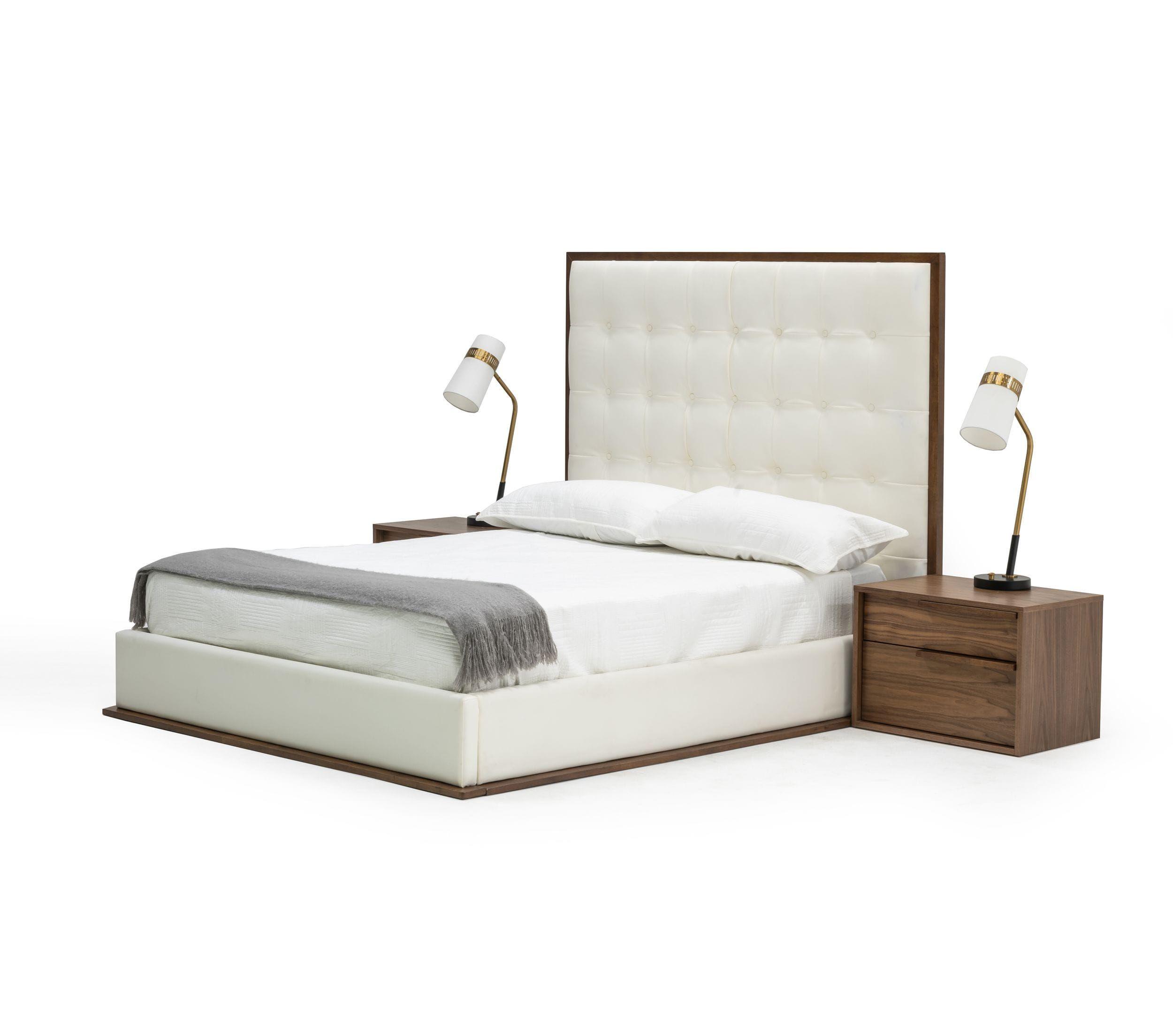 

    
VIG Furniture Amberlie Panel Bedroom Set Walnut/White VGMABR-96-WAL-BED-K-2N-3PC
