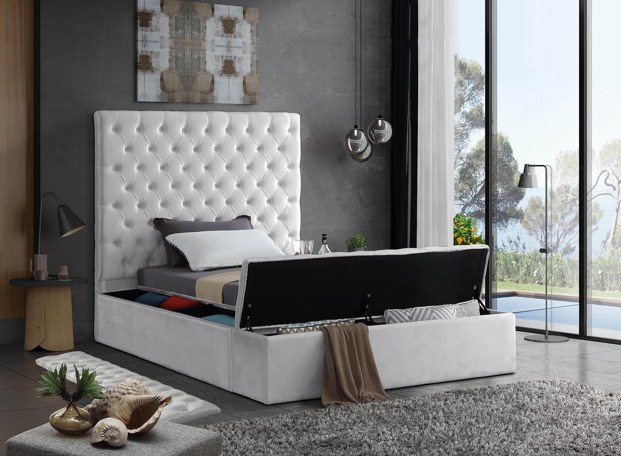 

        
Meridian Furniture BLISS White-T Storage Bed White Velvet 704831402094

